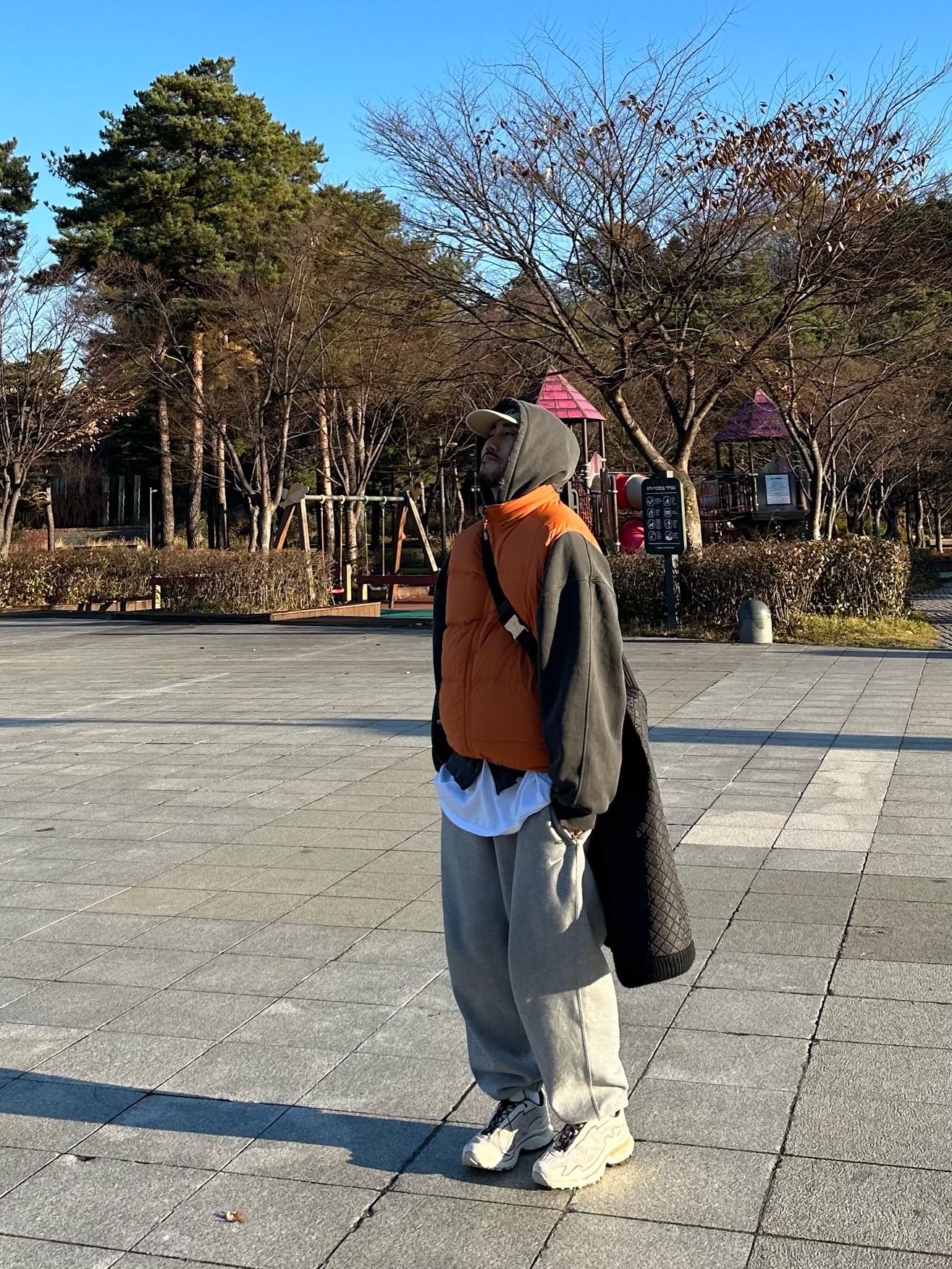 Salomon XT-Slate ADV Vanila Rainy Day, Nike NRG Solo Swoosh Fleece Pants Dark Grey Heather - Asia 착용 스타일