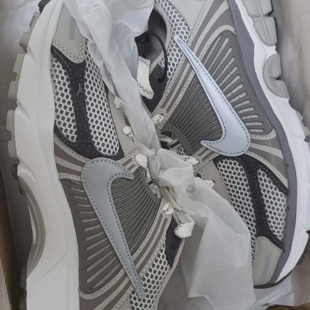 Nike Zoom Vomero 5 PRM Light Iron Ore and Flat Fewter 착용 스타일