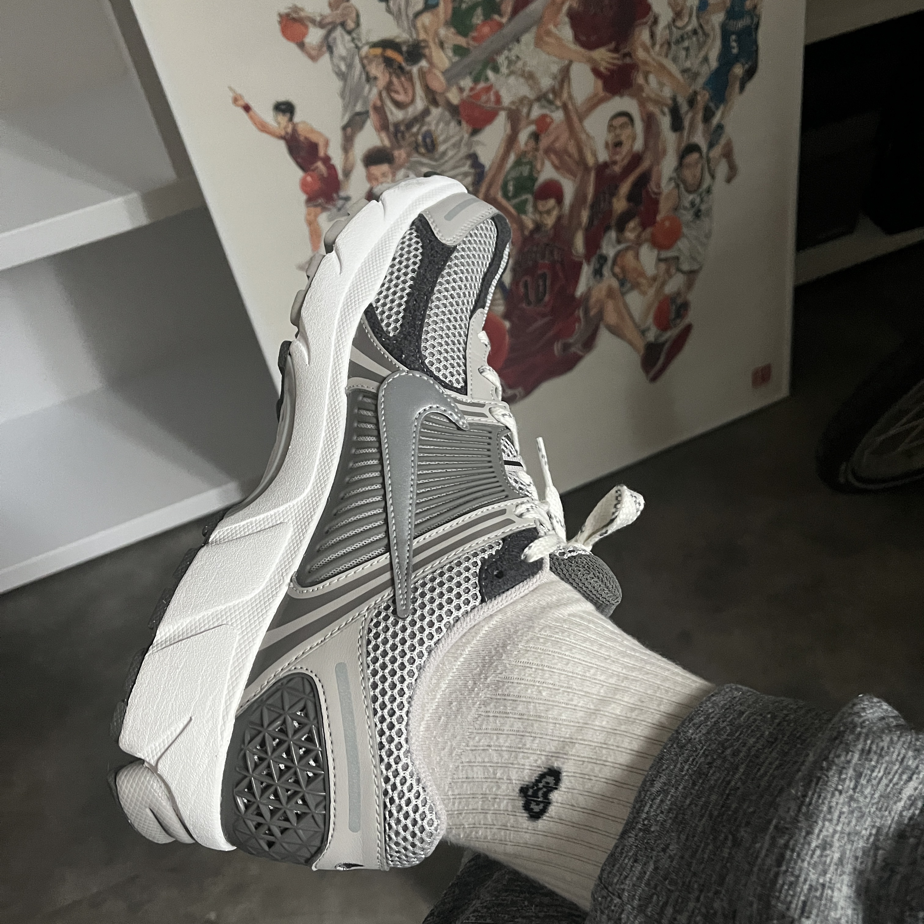 Nike Zoom Vomero 5 PRM Light Iron Ore and Flat Fewter 착용 스타일 - 2