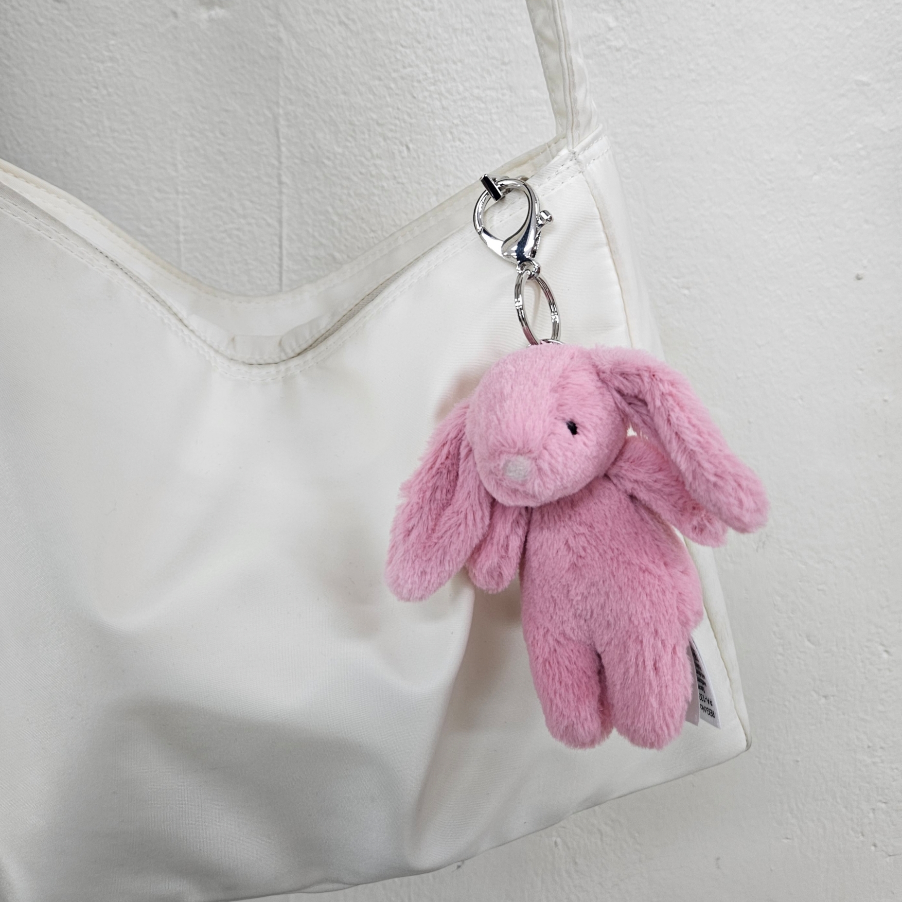 Jellycat Bashful Bunny Bag Charm Pink 착용 스타일 - 1