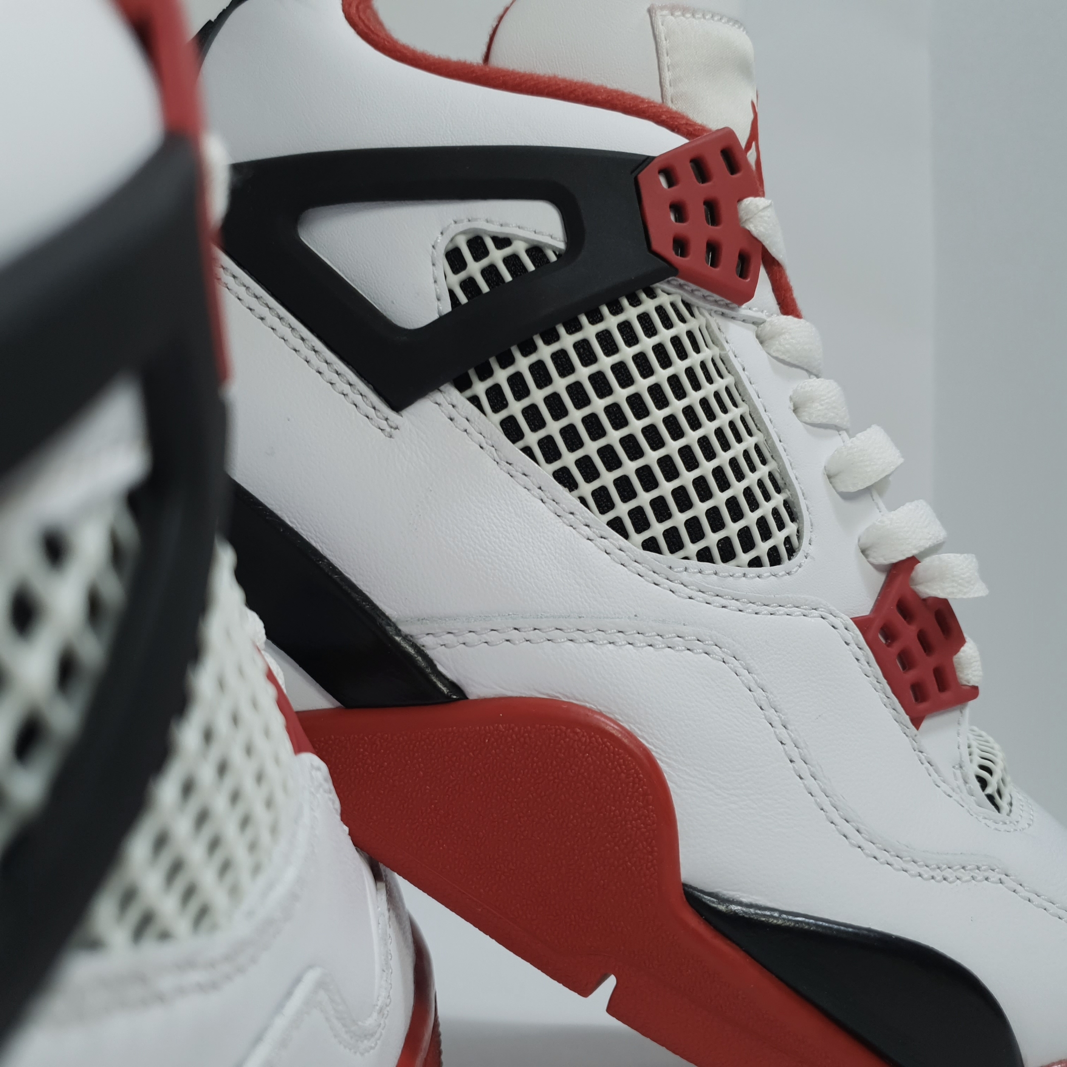 Jordan 4 Retro OG Fire Red 2020 착용 스타일 - 2