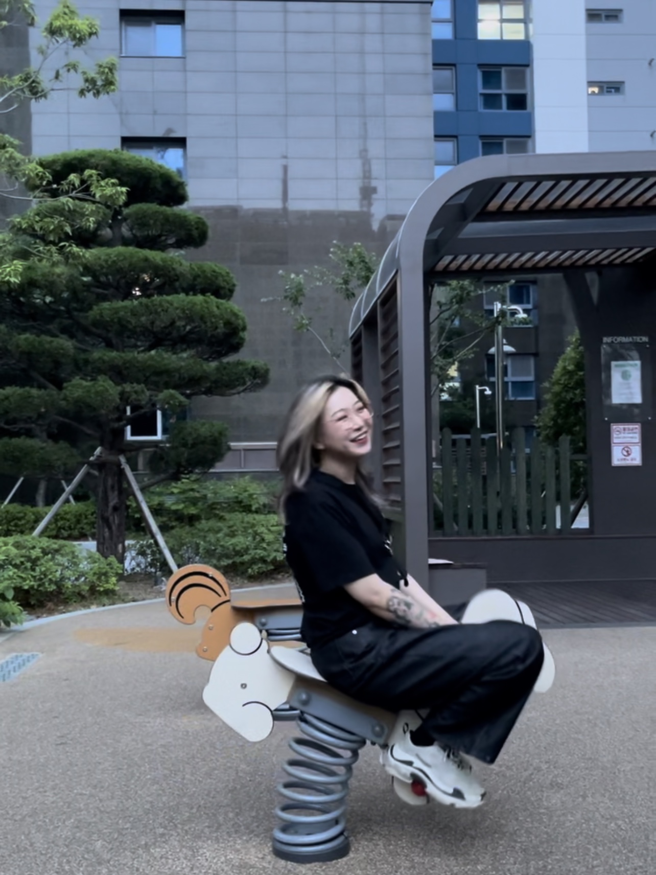 Balenciaga Triple S Vanille 2018 착용 스타일 - 4