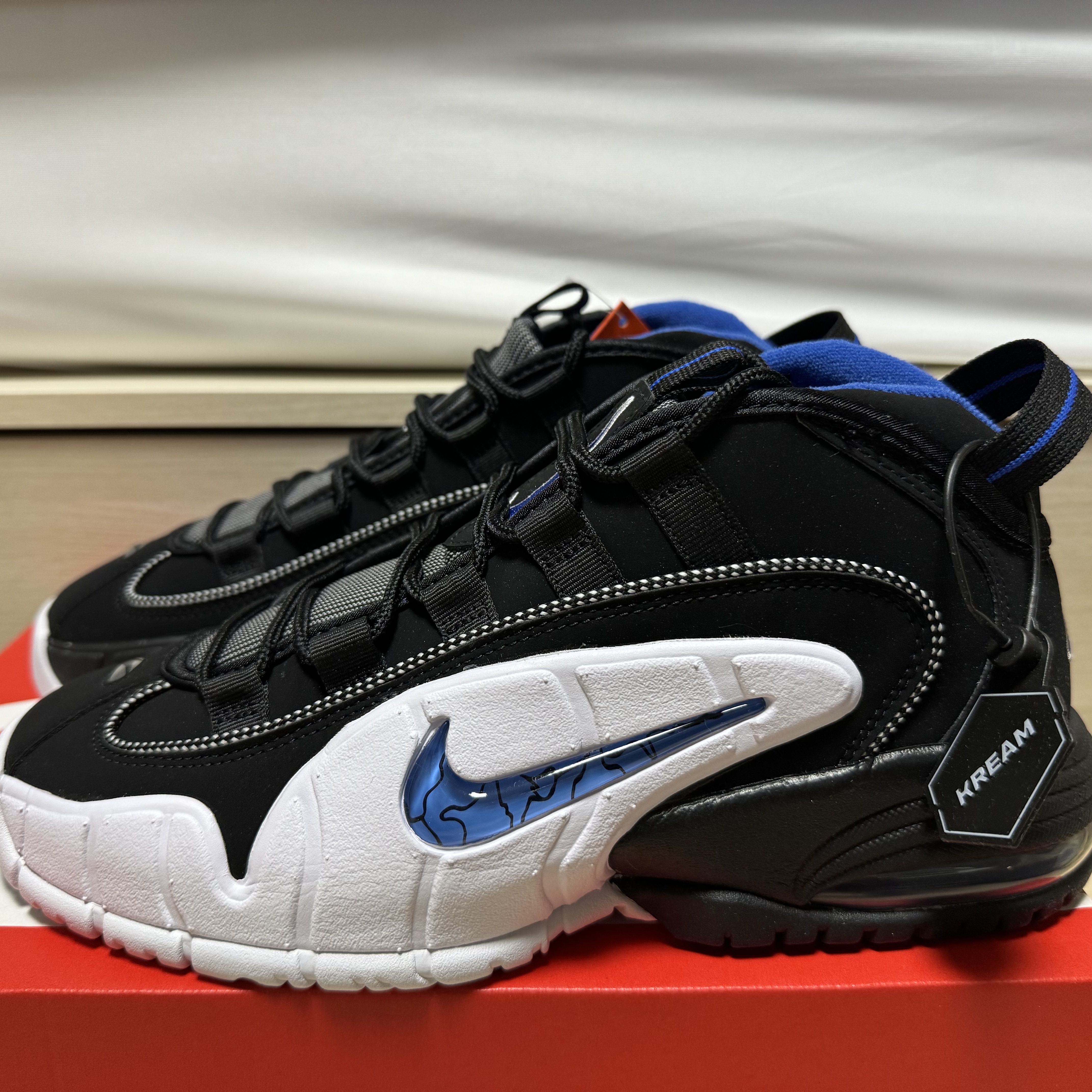 Nike Air Max Penny Varsity Royal and Black 착용 스타일 - 1