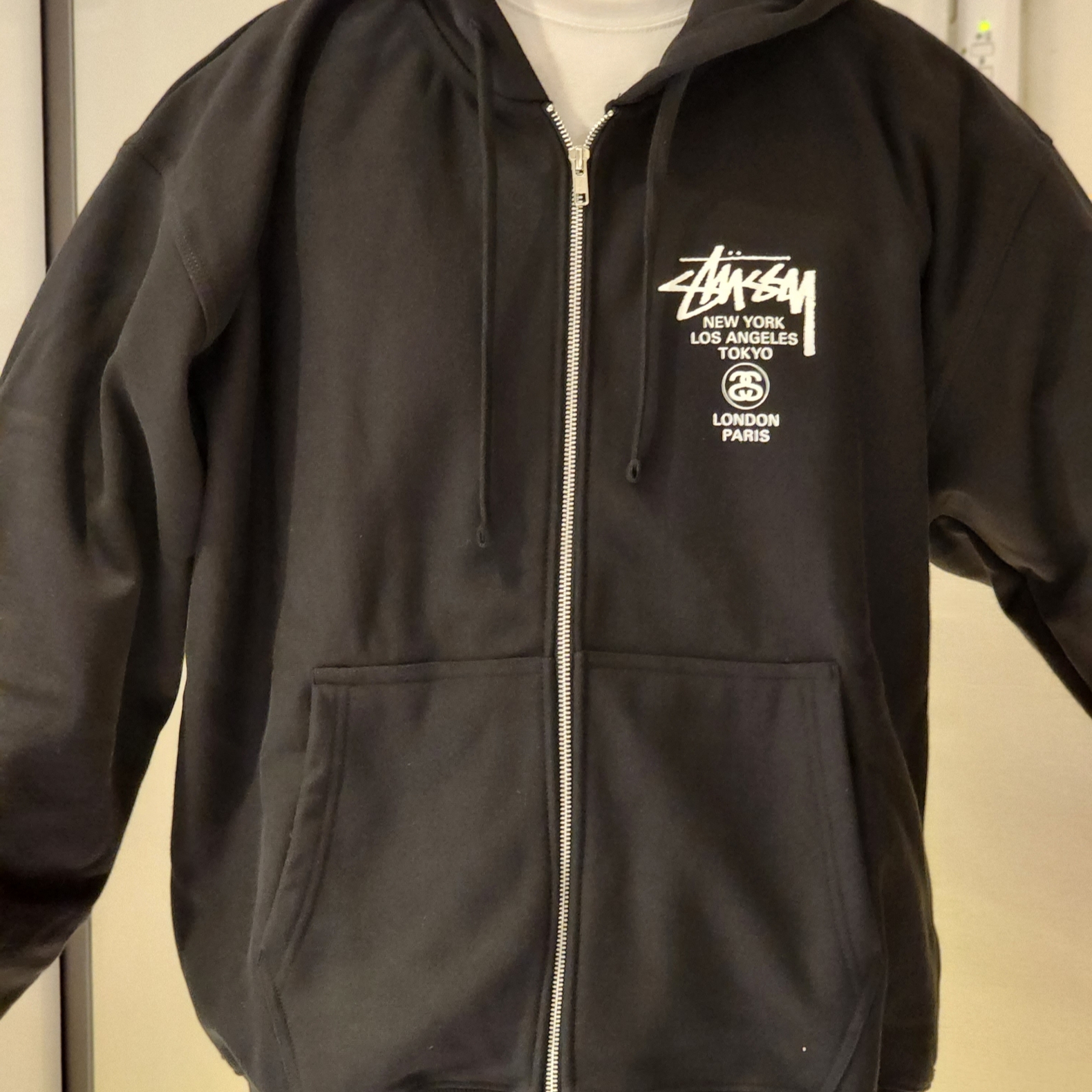 Stussy World Tour Zip Hoodie Black 2023 착용 스타일 - 1