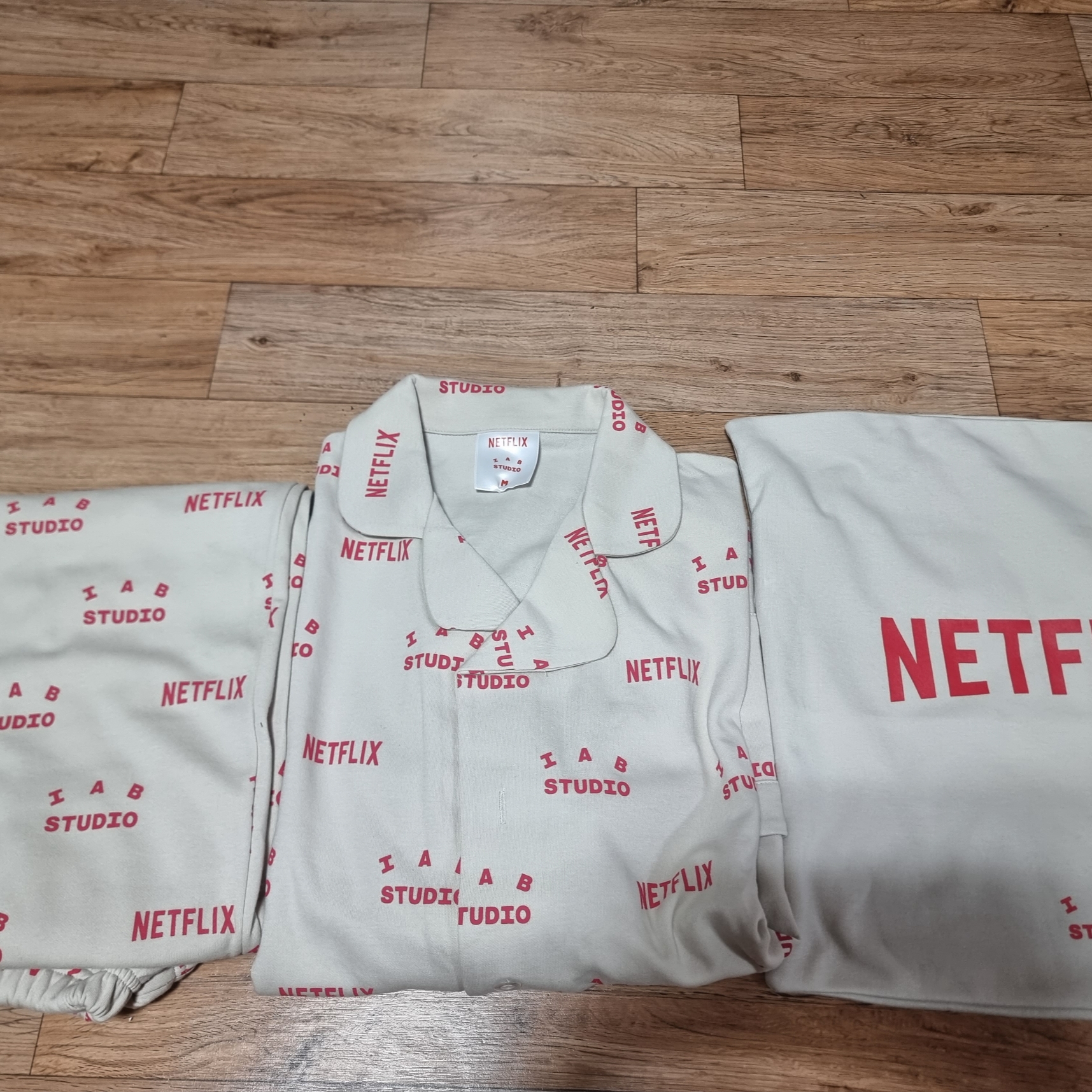 IAB Studio x Netflix Pajama Cushion Cover Set Oatmeal 착용 스타일