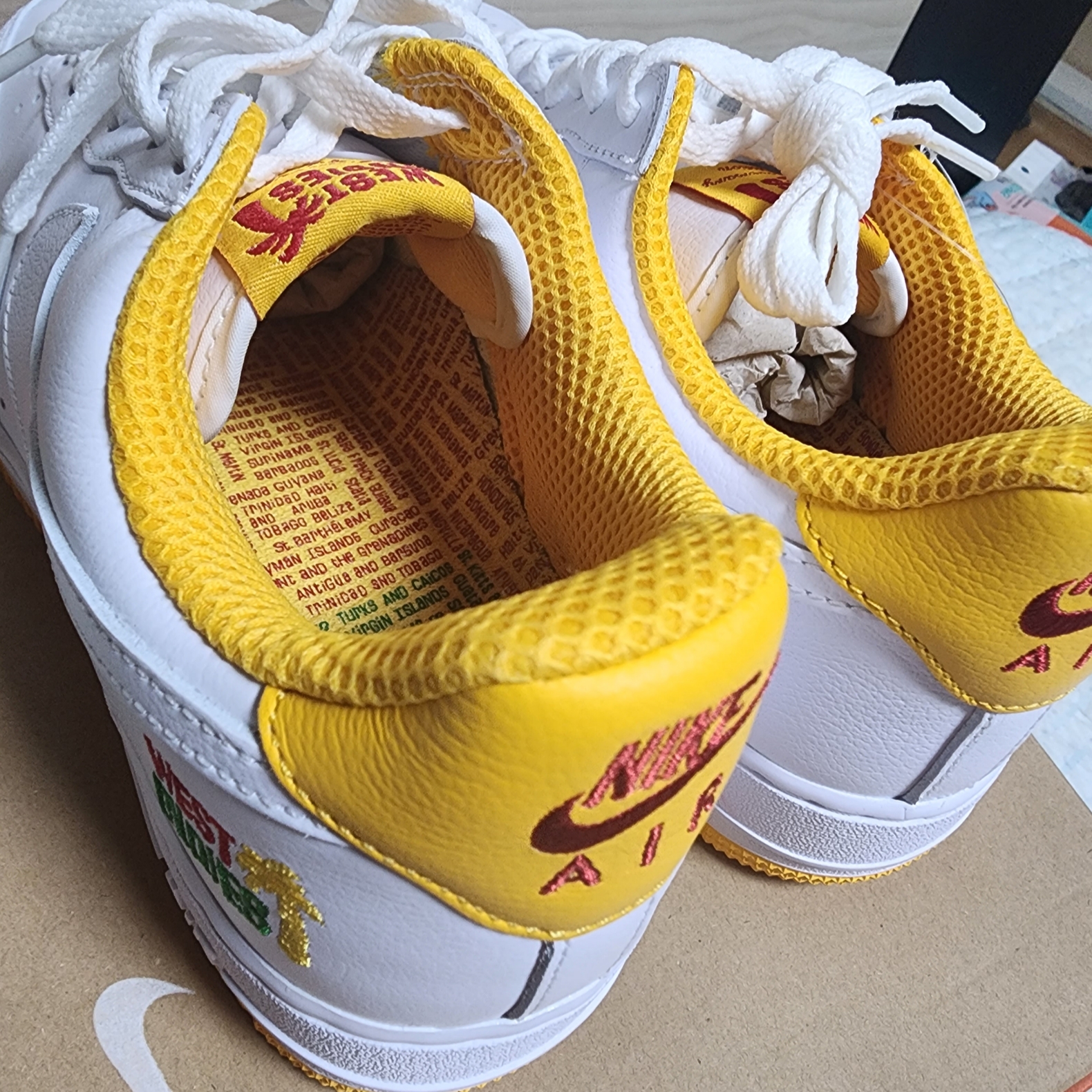 Nike Air Force 1 Low Retro QS West Indies University Gold 착용 스타일 - 3