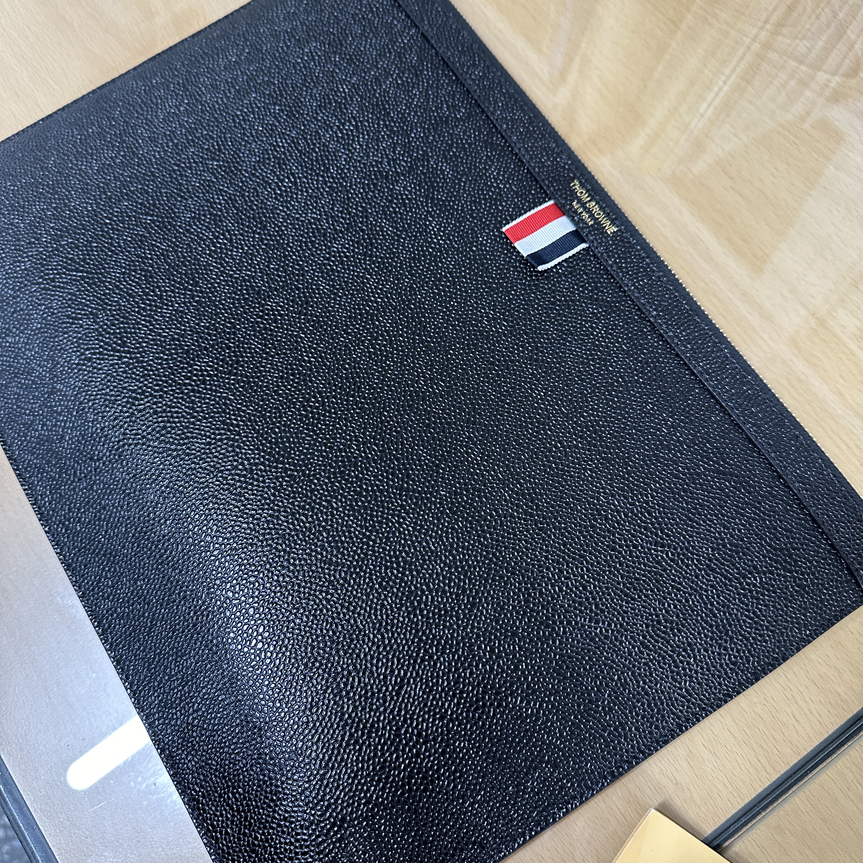 Thom Browne Medium Document Holder Black 착용 스타일