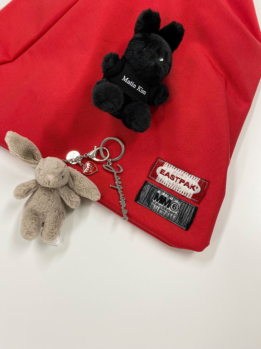 MM6 Maison Margiela x Eastpak Tote Bag MM6 Red, Jacquemus Le Porte Cles Jacquemus Signature Logo Keyring Silver 착용 스타일 - 1