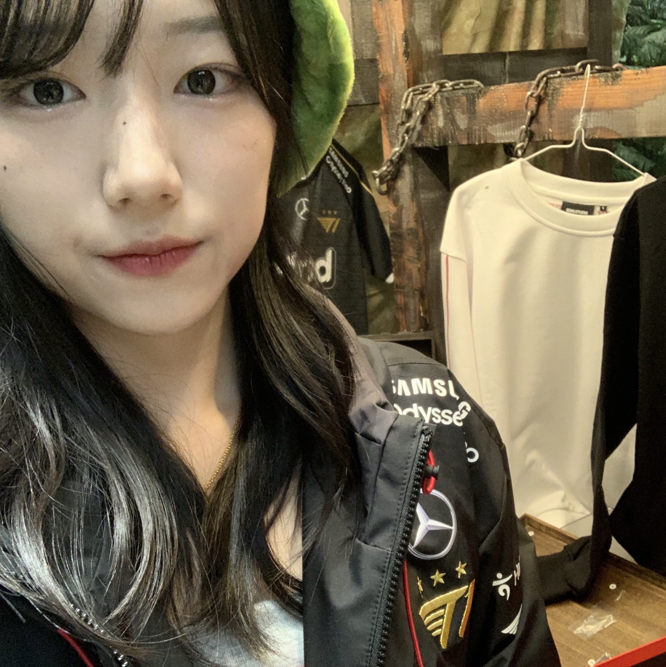 T1 2023 Uniform Worlds Jacket Red, T1 2023 Uniform Worlds Jacket Black 착용 스타일 - 6