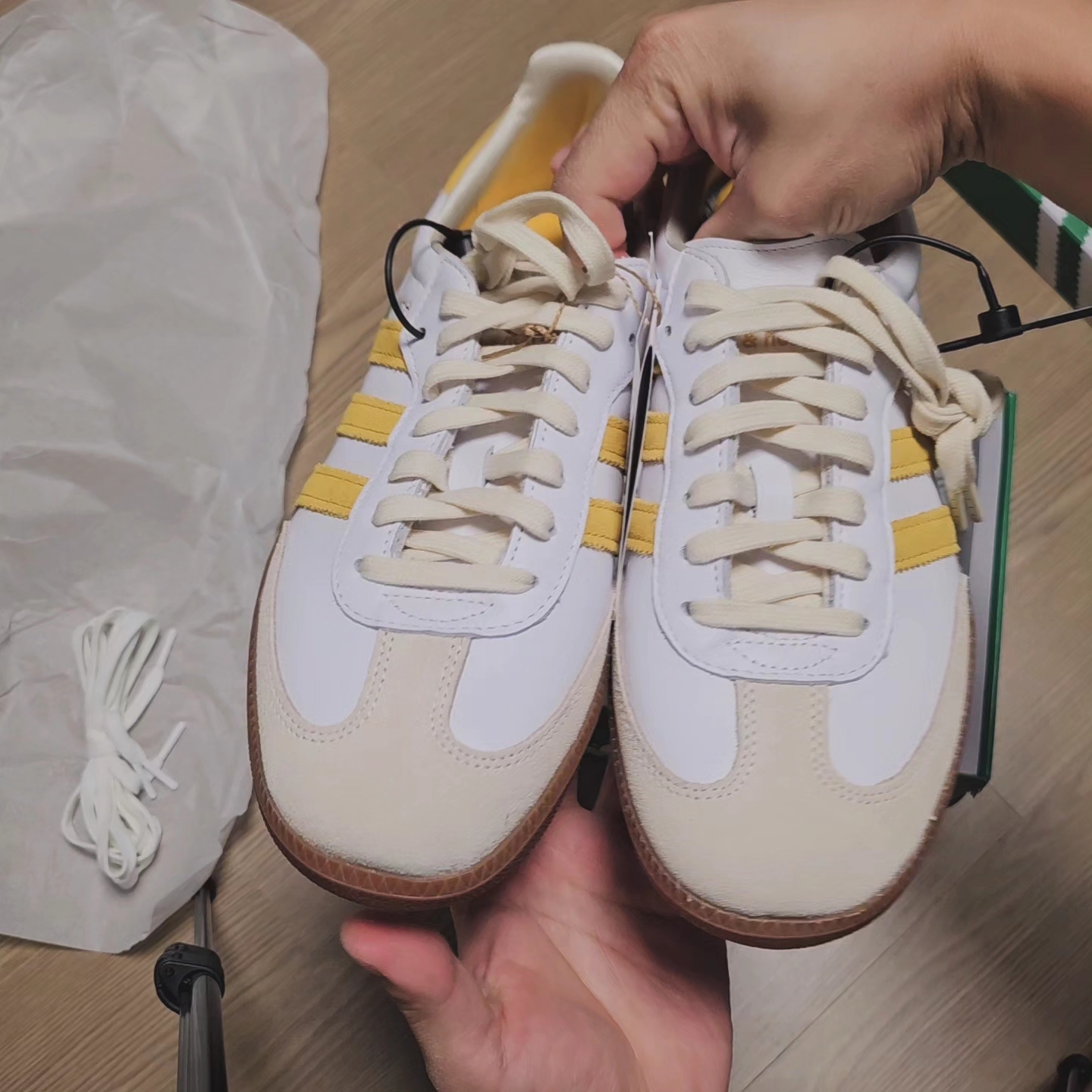 Adidas x Sporty & Rich Samba OG Cloud White Bold Gold 착용 스타일 - 6