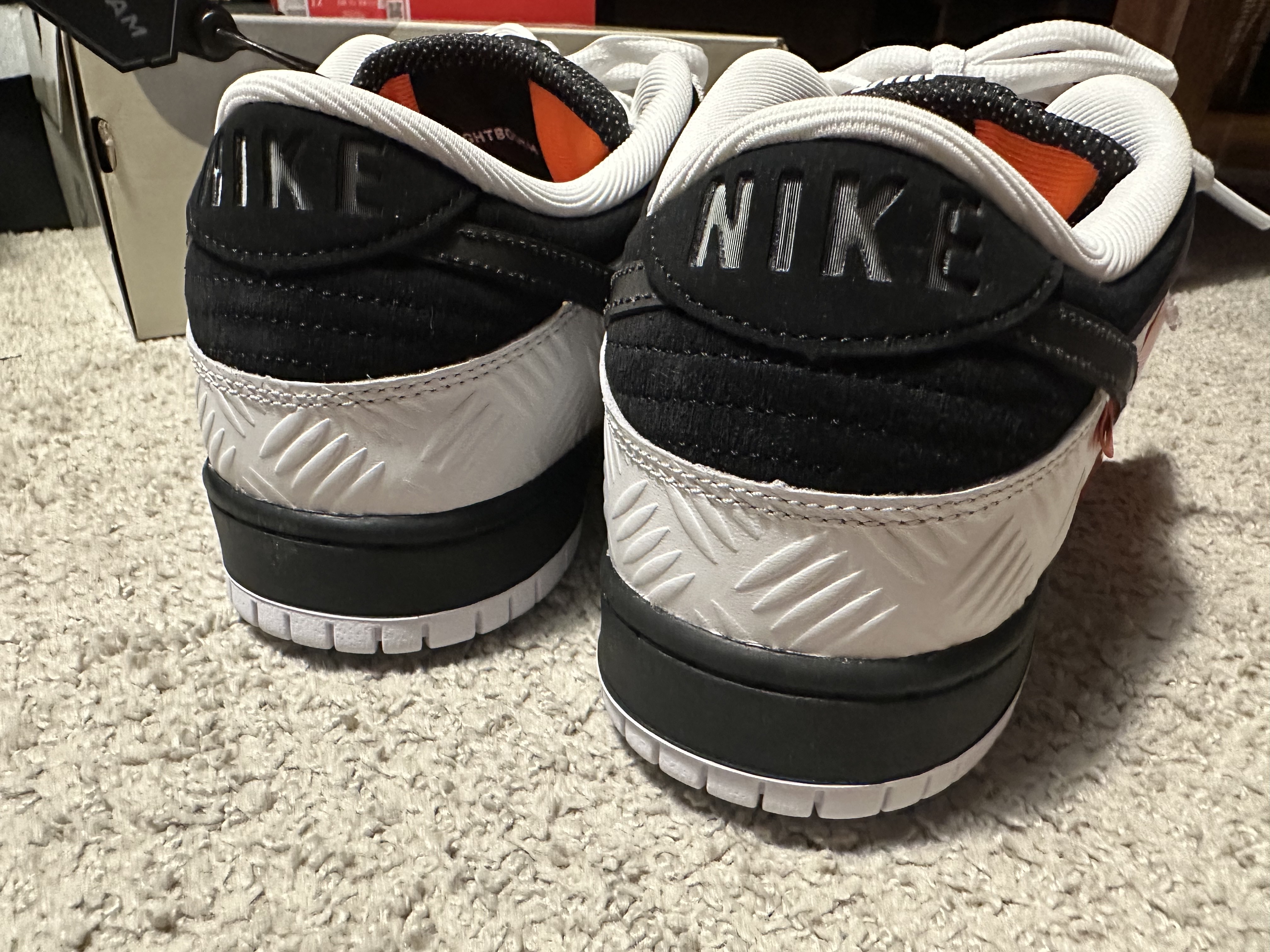 Nike x Tightbooth SB Dunk Low Pro Black and White 착용 스타일 - 4