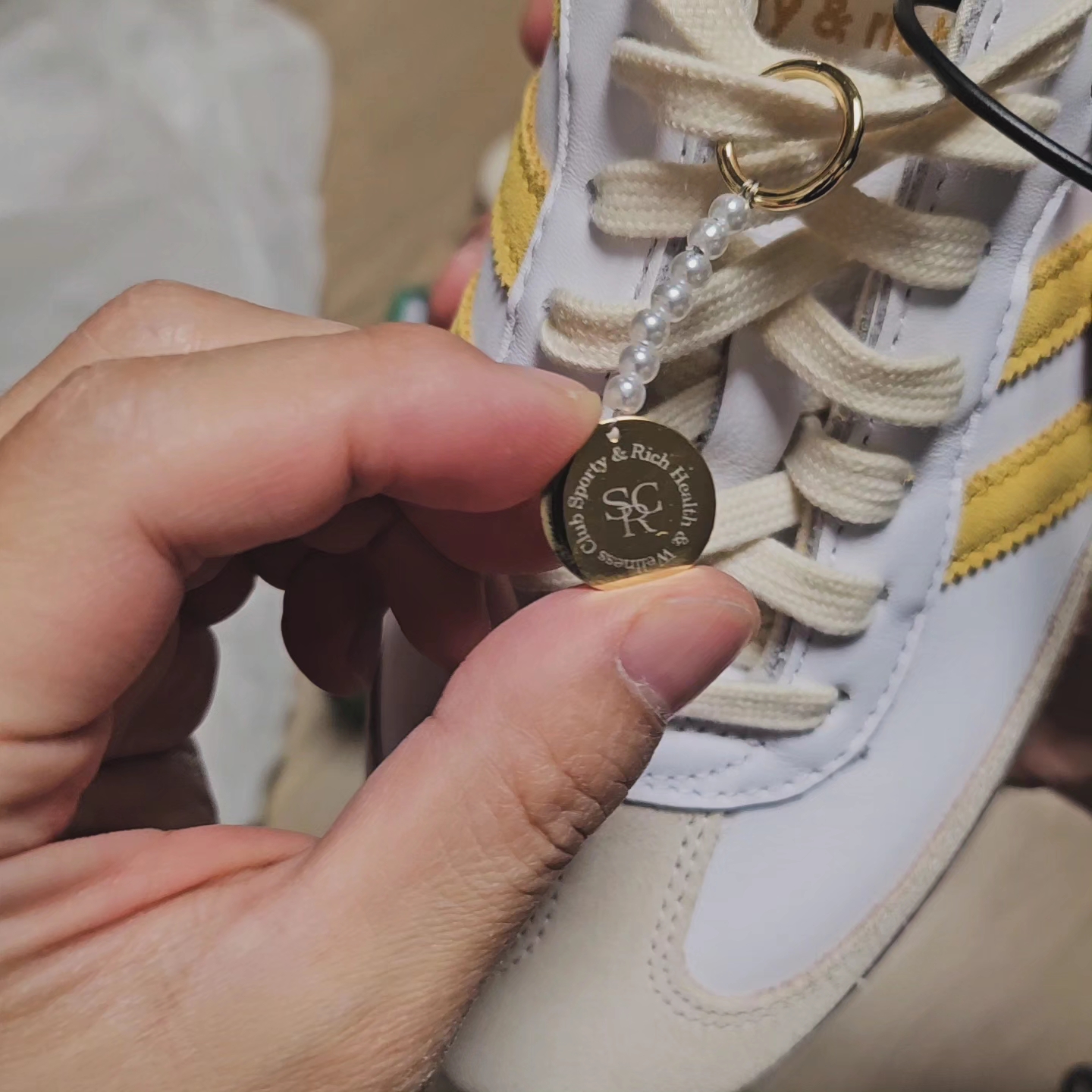 Adidas x Sporty & Rich Samba OG Cloud White Bold Gold 착용 스타일 - 5