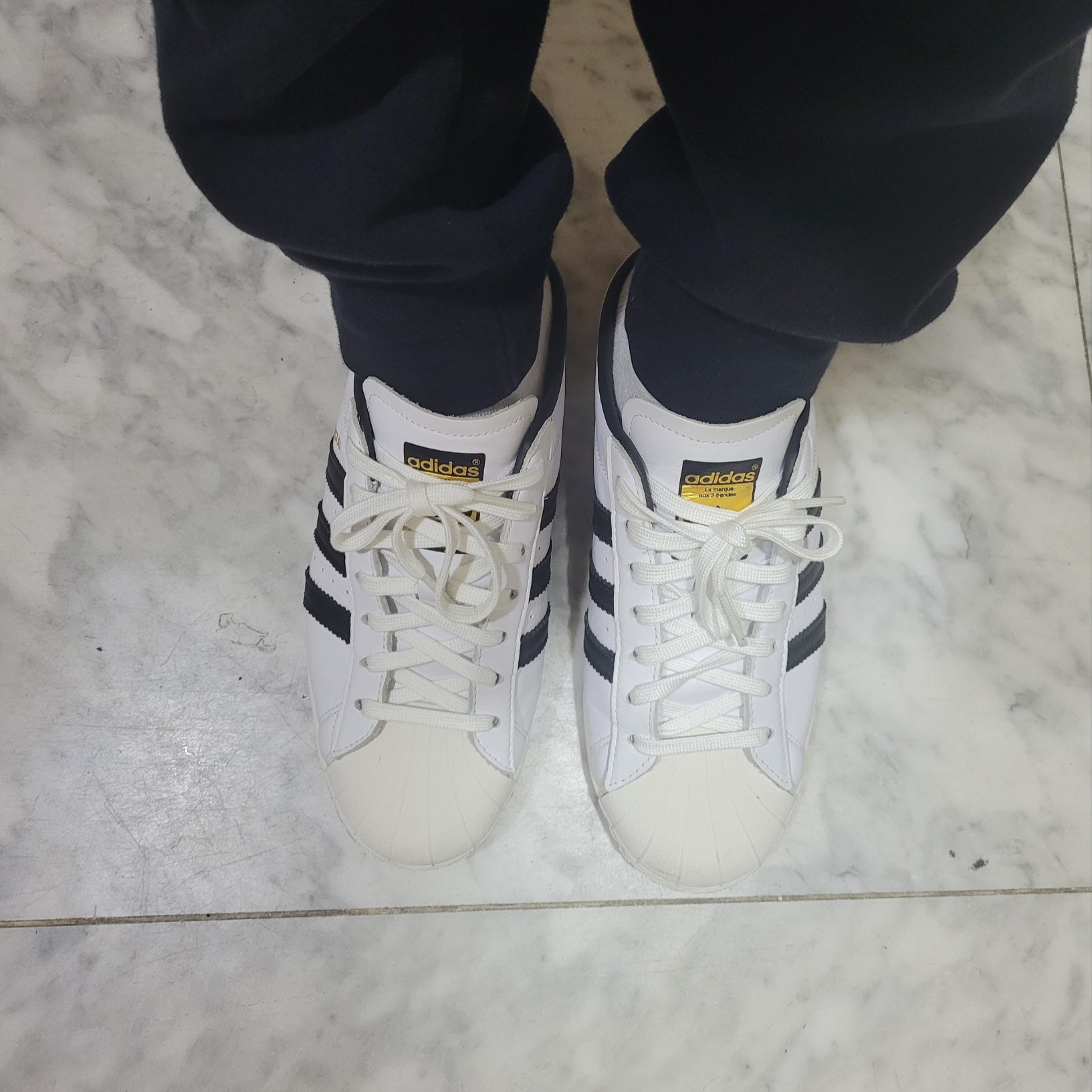 Adidas Superstar Mule White Black Gold 착용 스타일 - 3