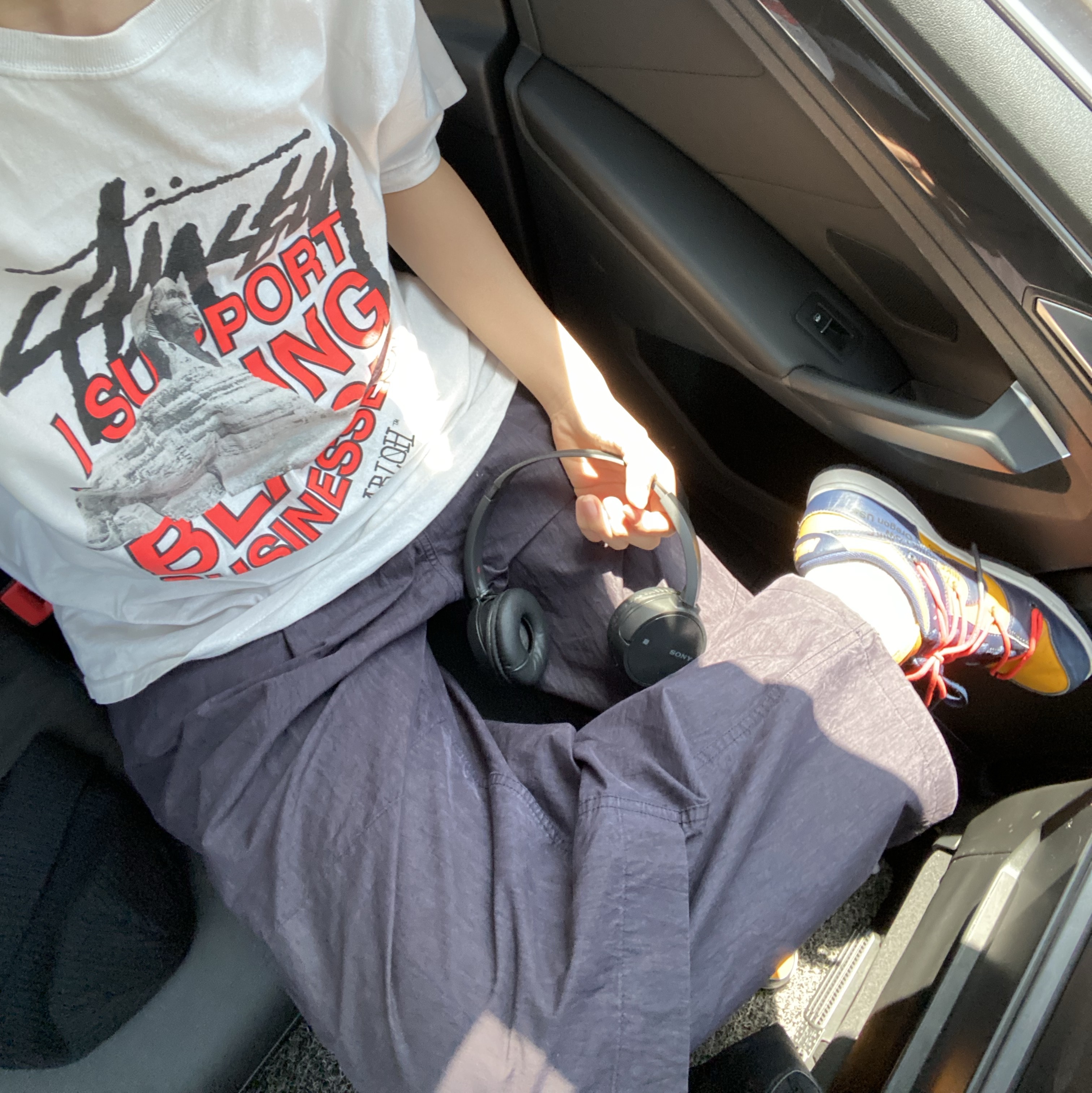 Stussy x Off-White 40 WT T-Shirt, Nike x Off-White Dunk Low University Gold Midnight Navy 착용 스타일 - 1
