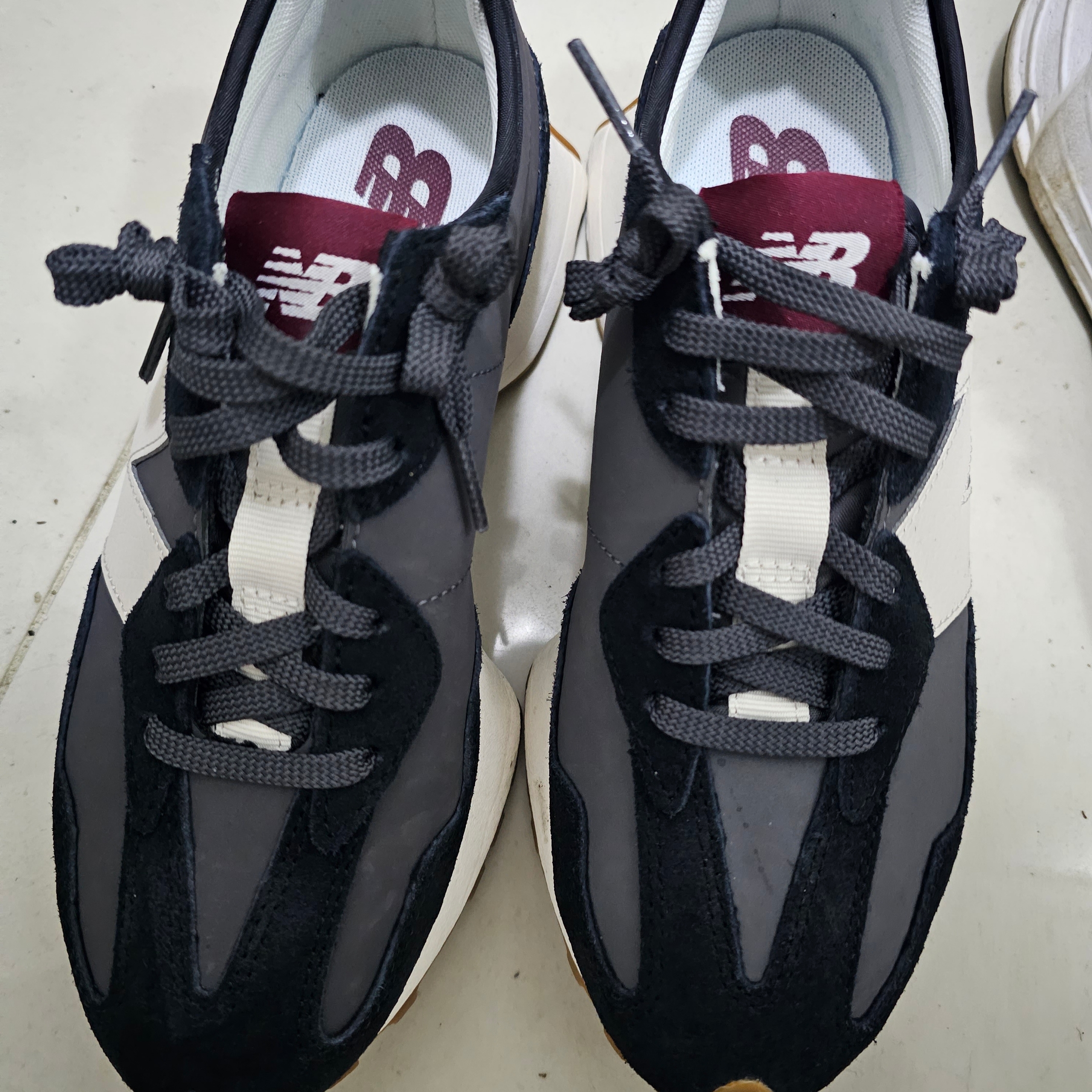 (W) New Balance 327 Black Moonbeam 착용 스타일 - 2