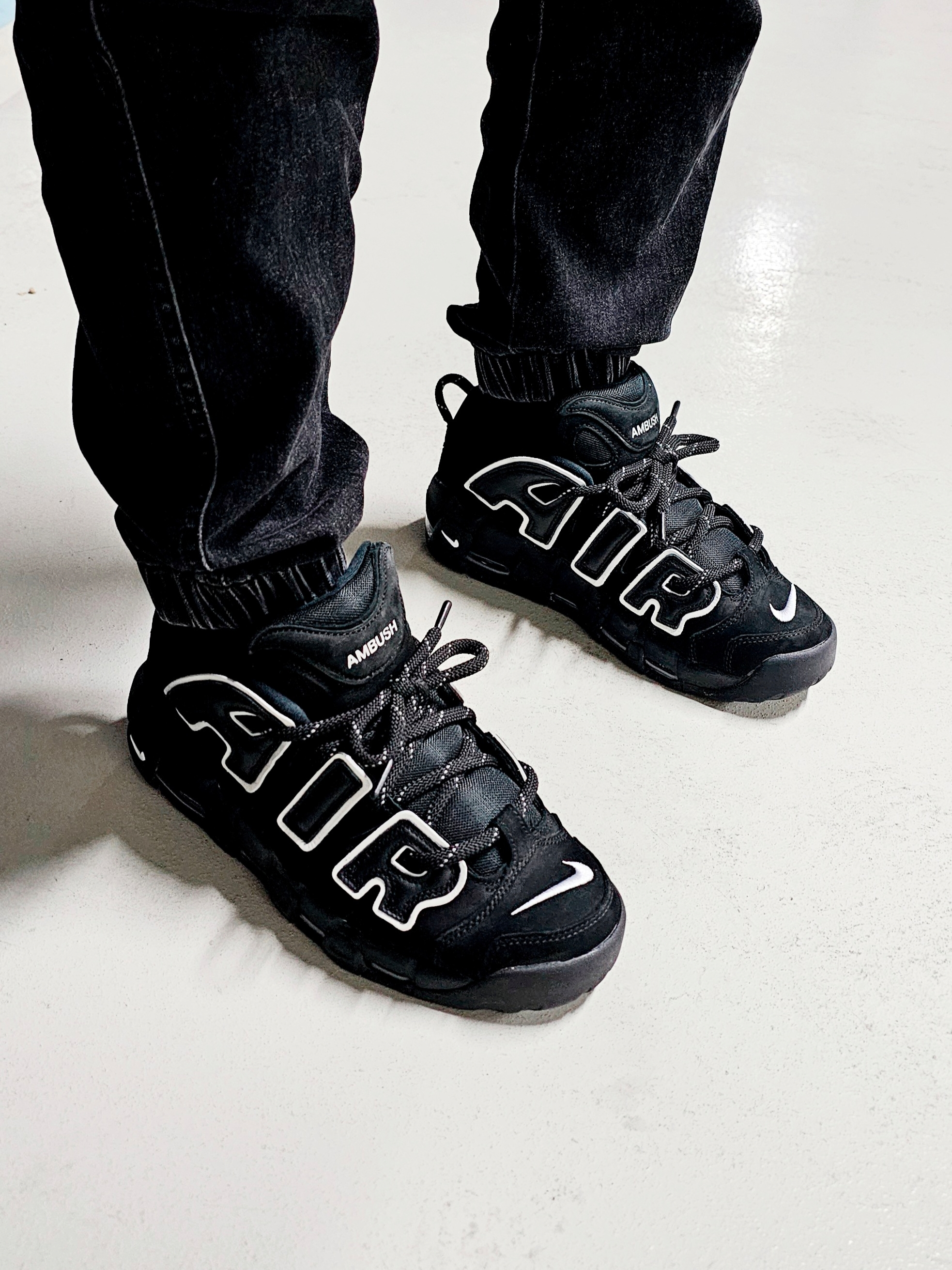 Nike x Ambush Air More Uptempo Low Black and White 착용 스타일 - 1