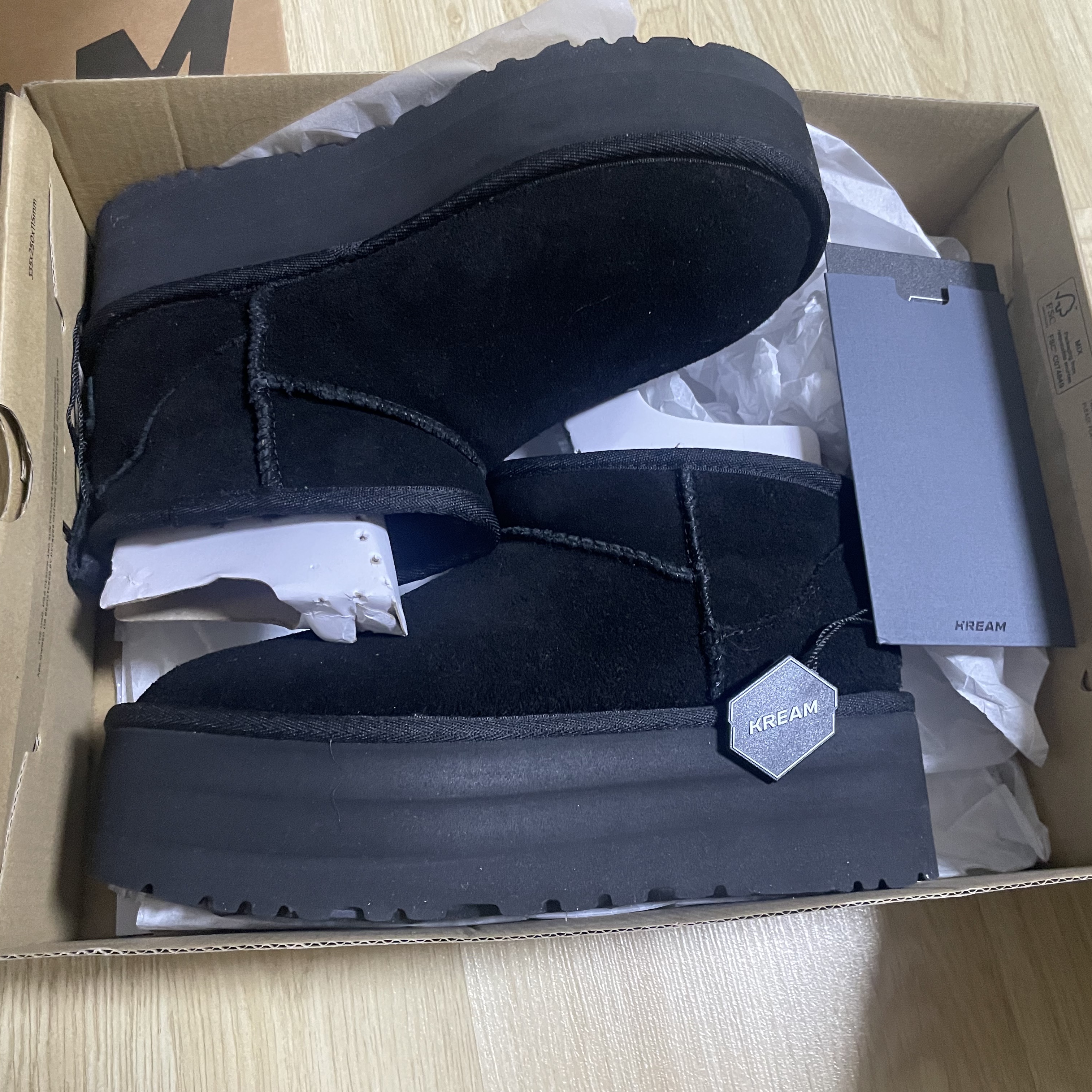 (W) UGG Classic Ultra Mini Platform Boots Black 착용 스타일