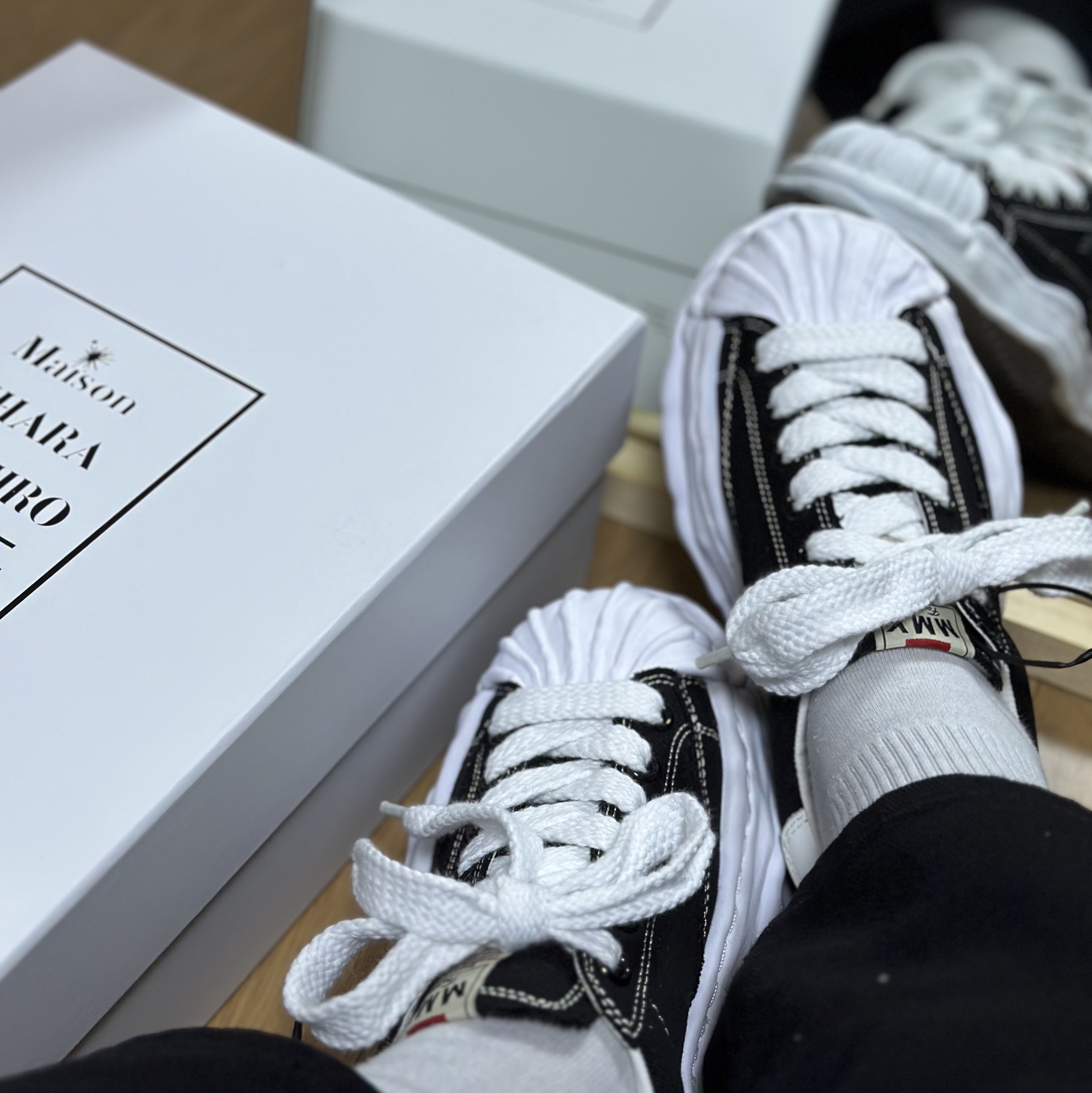 Maison Mihara Yasuhiro Blakey OG Sole Canvas Low-top Sneakers Black White 착용 스타일 - 1