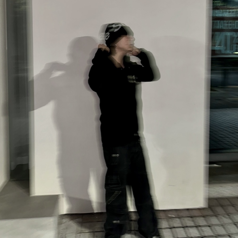 Supreme Big Logo Beanie Black 착용 스타일 - 3