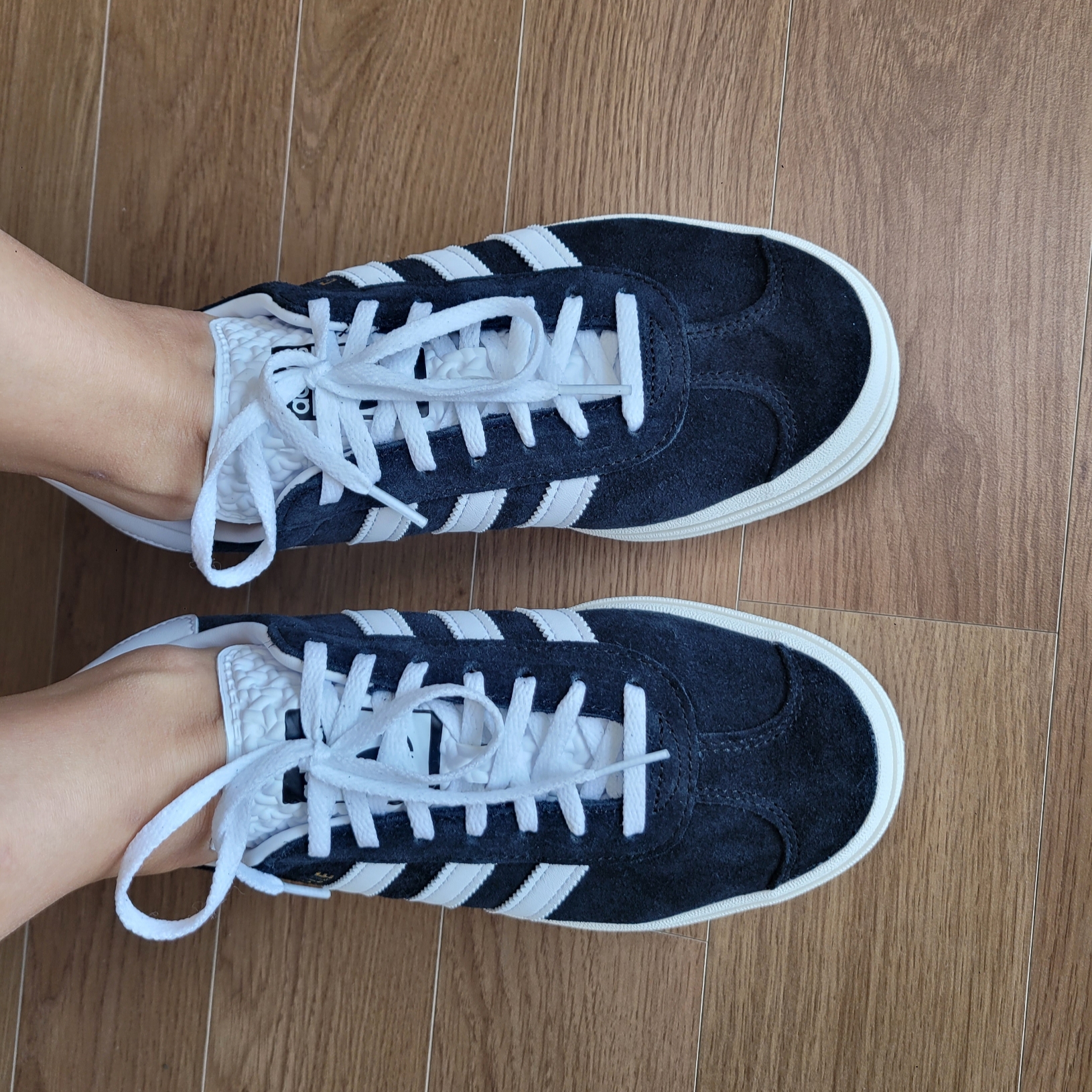 (W) Adidas Gazelle Bold Core Black Cloud White 착용 스타일
