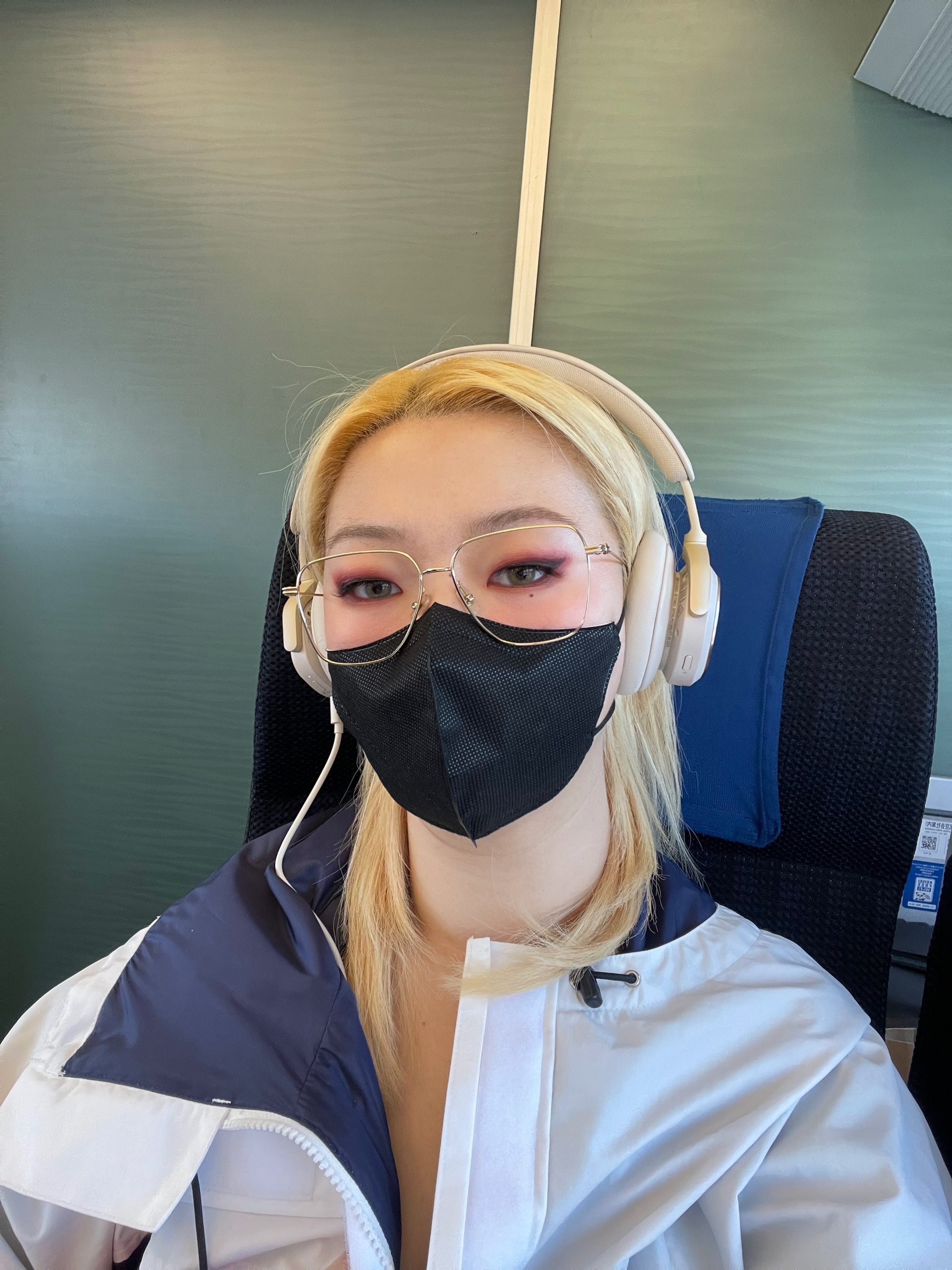 Bang & Olufsen Beoplay HX Sand (Korean Ver.) 착용 스타일 - 3
