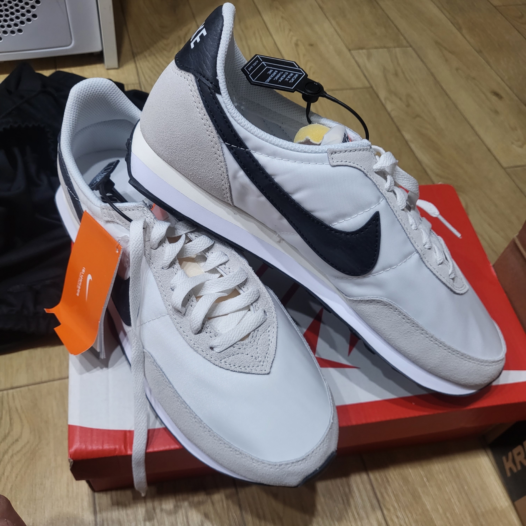 Nike Waffle Trainer 2 Black Sail 착용 스타일 - 1