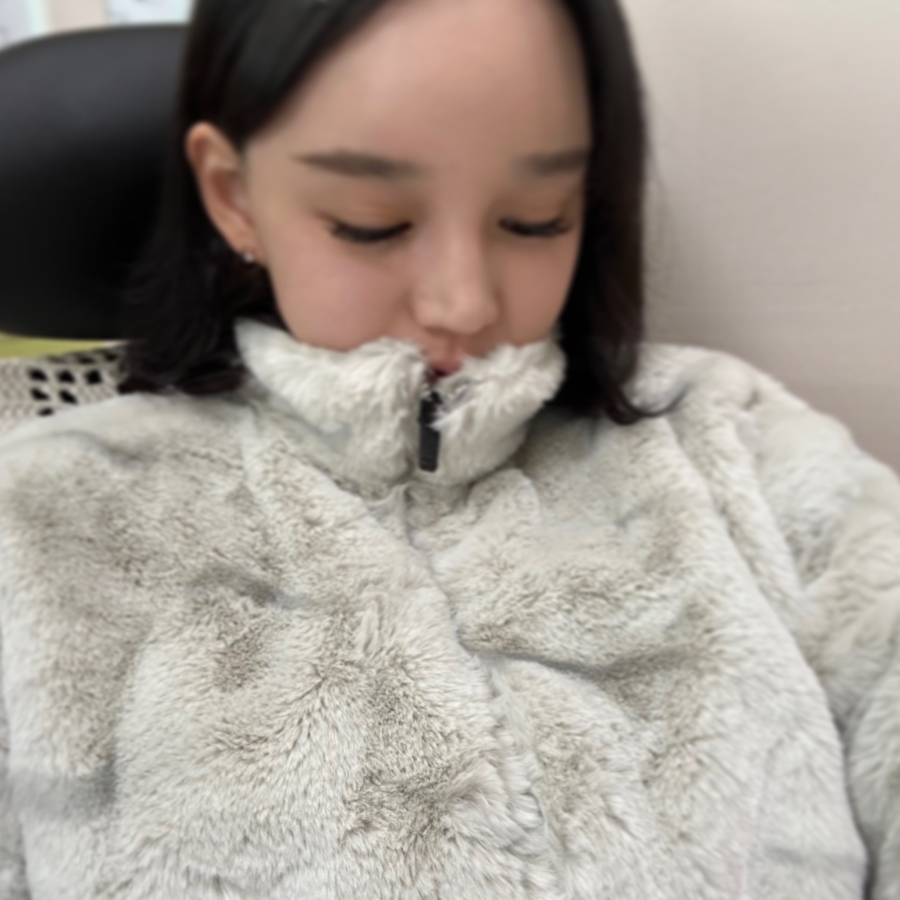 (Kids) Nike NSW Faux Fur Jacket Light Bone 착용 스타일 - 2