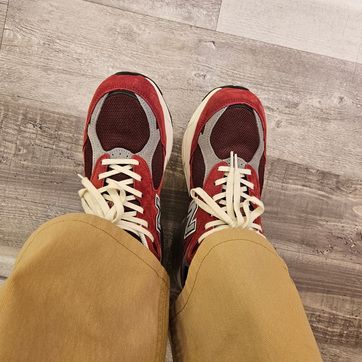 New Balance 990v3 Made in USA Scarlet Marblehead 착용 스타일 - 1
