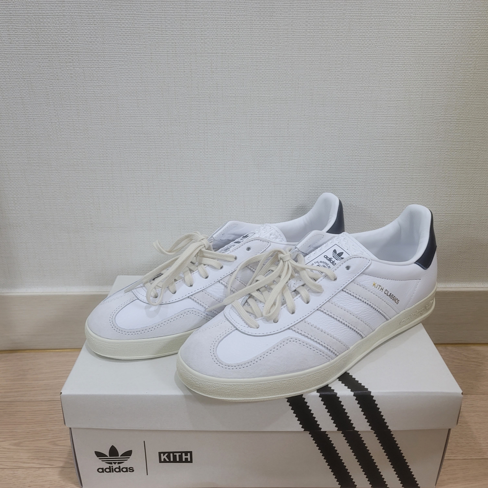 Adidas x Kith Gazelle Indoor White Collegiate Navy 착용 스타일