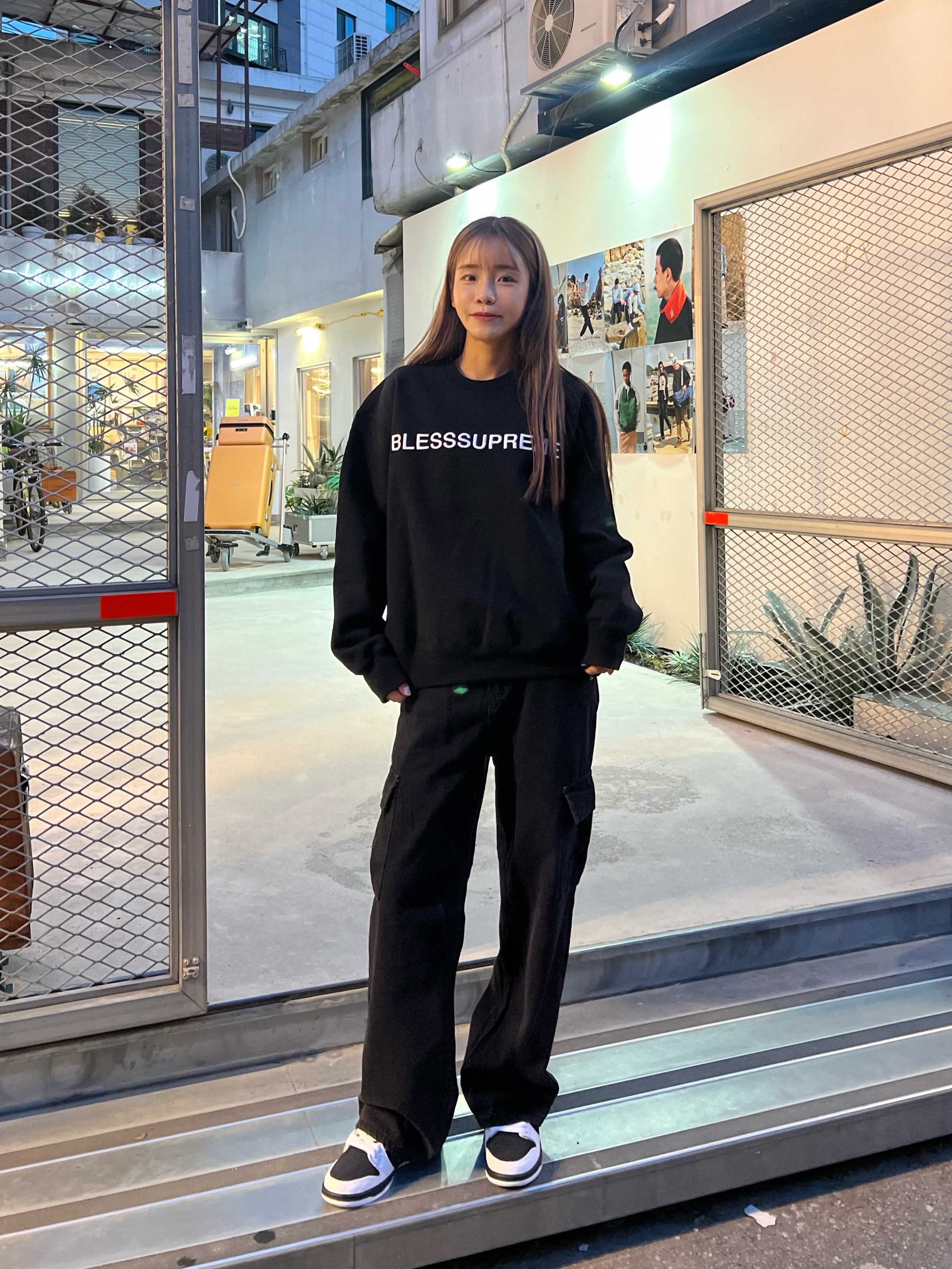Supreme x Bless Crewneck Black - 23FW, Nike x Tightbooth SB Dunk Low Pro Black and White 착용 스타일 - 2