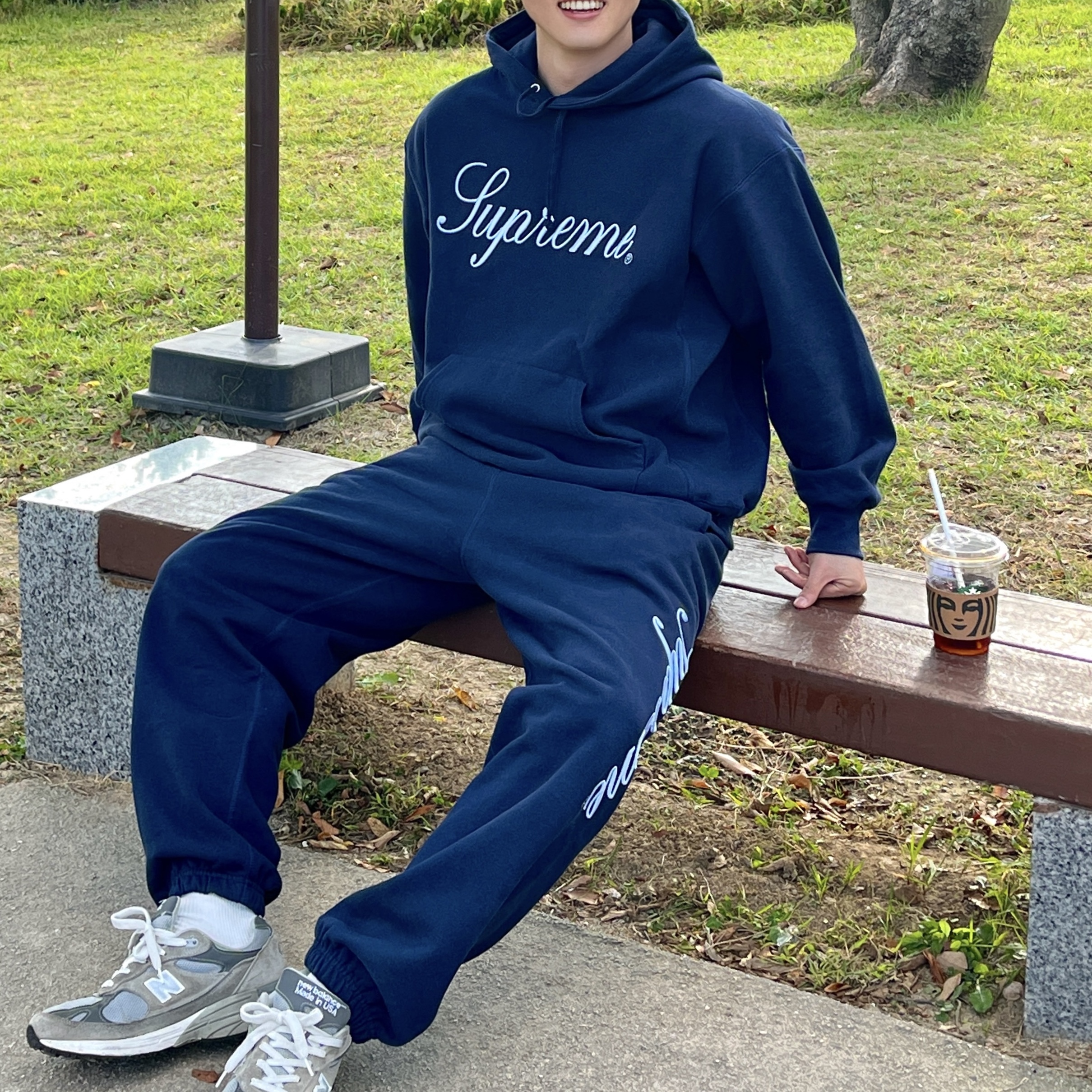 Supreme Raised Script Hooded Sweatshirt Navy - 23FW, Supreme Raised Script Sweatpants Navy - 23FW 착용 스타일