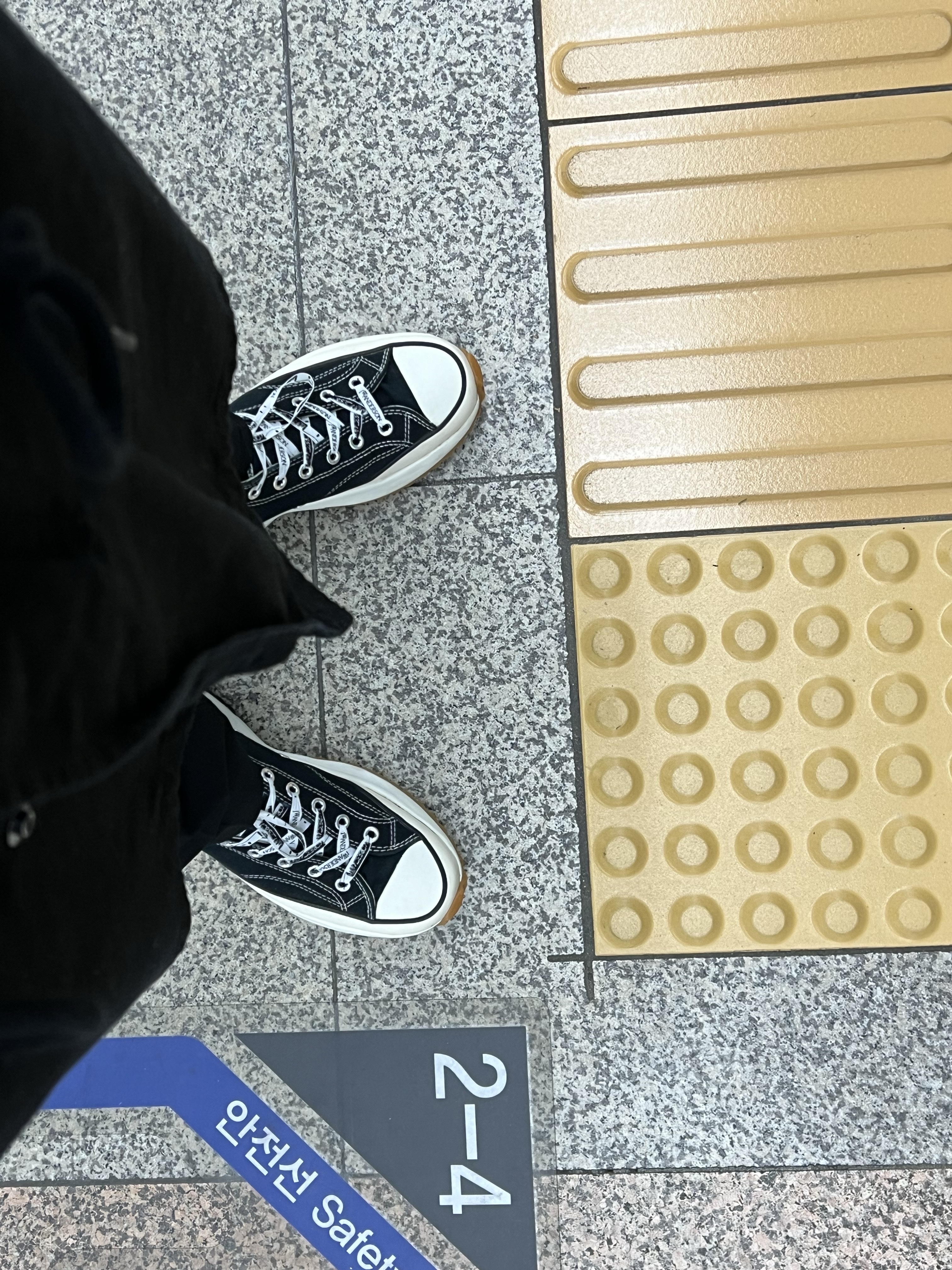 Converse x JW Anderson Run Star Hike Hi Black 착용 스타일 - 4