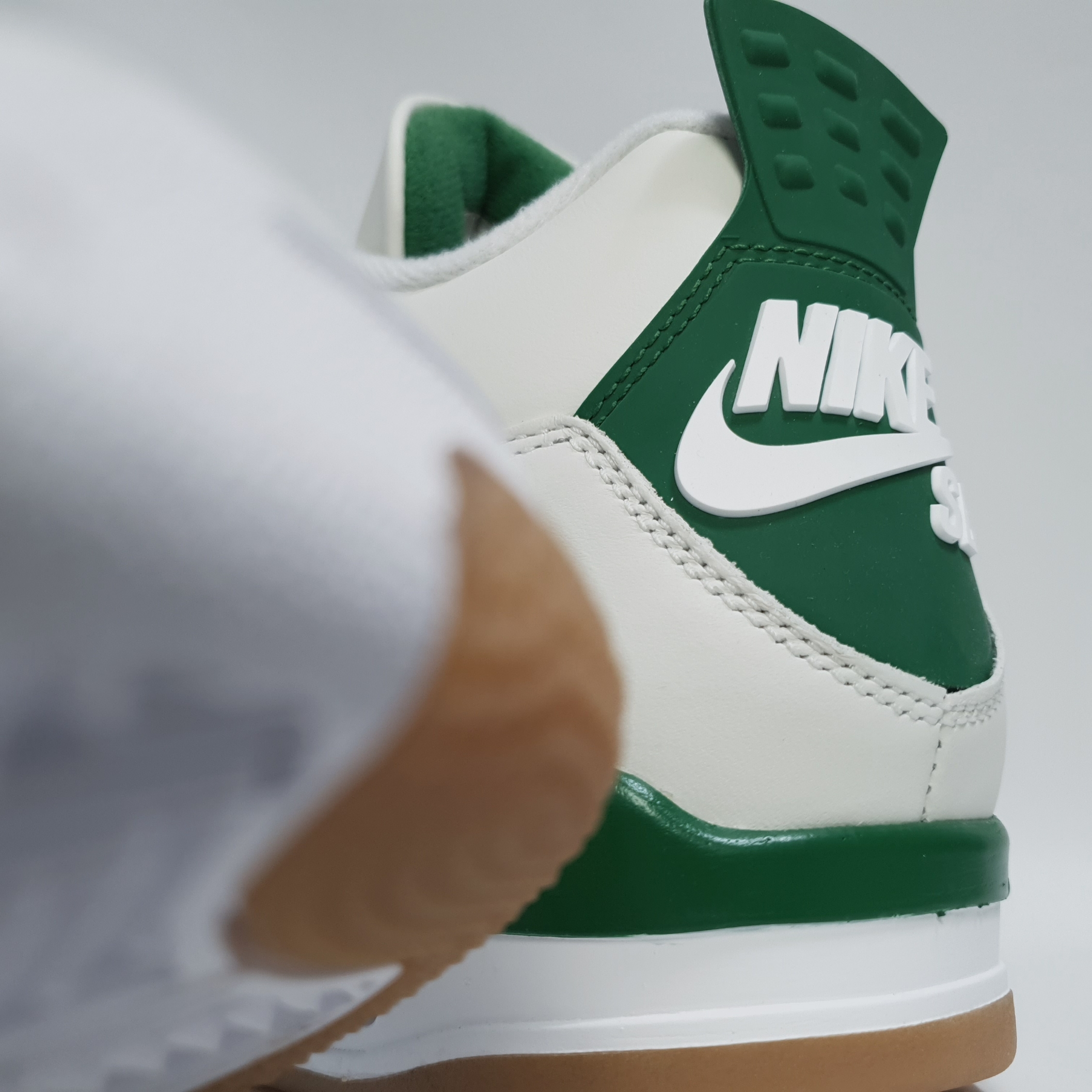 Jordan 4 x Nike SB Retro SP Pine Green 착용 스타일 - 2