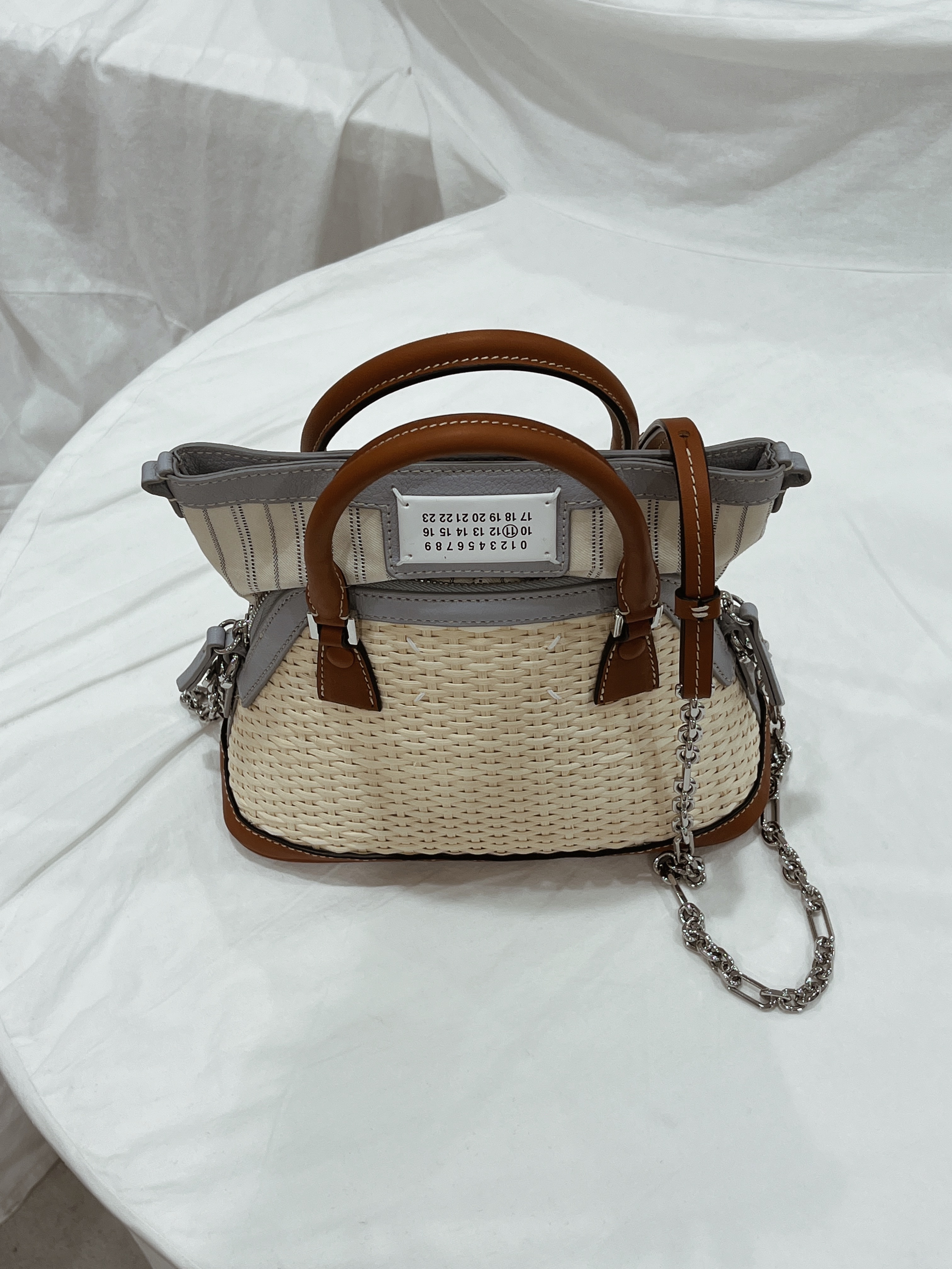 Maison Margiela 5AC Classique Baby Bag Pale Blue 착용 스타일