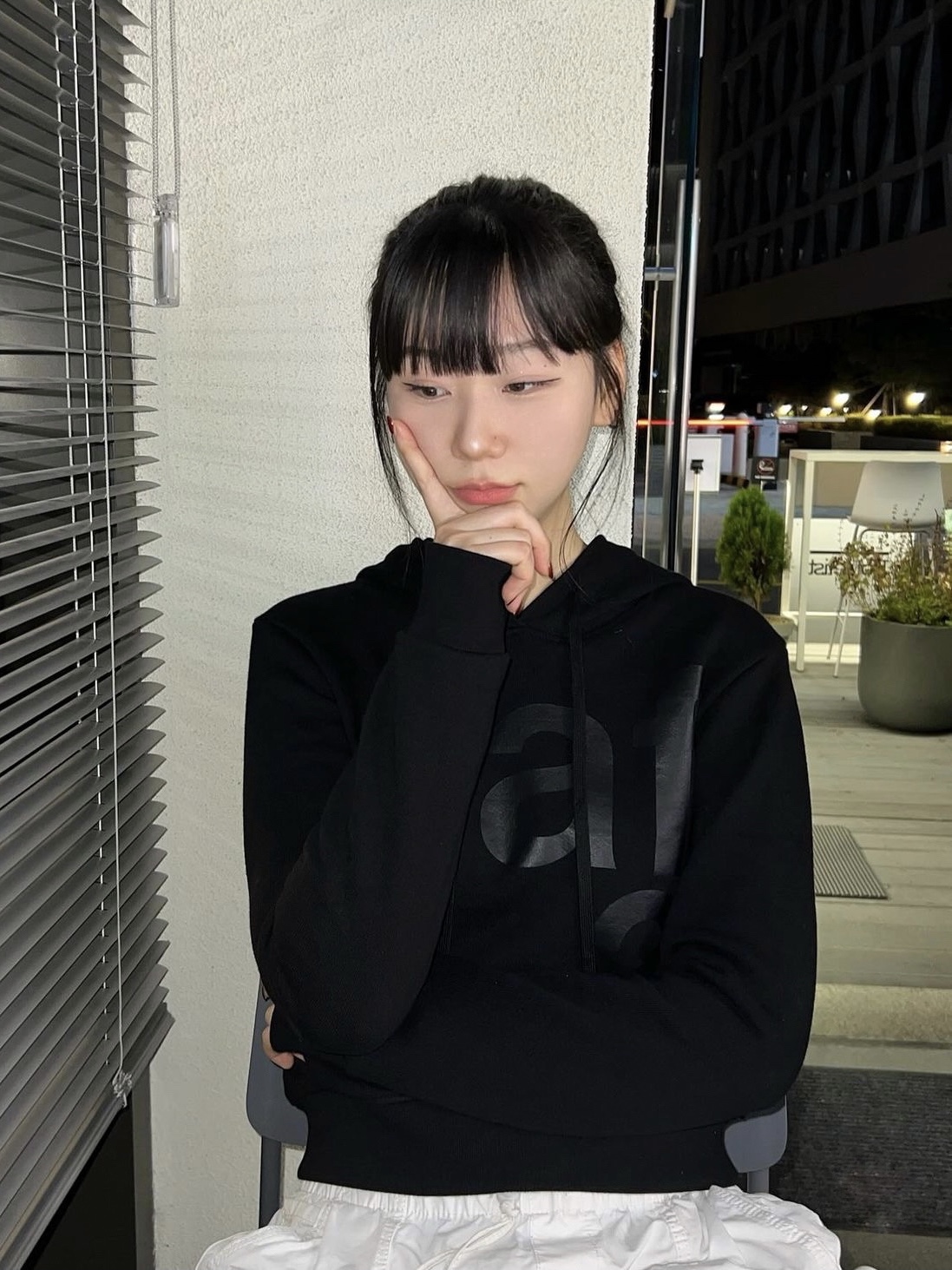 [KREAM 단독] Safarispot Basic Safari Hoodie Black, [KREAM 단독] Safarispot Women 1/2 Basic Safari Hoodie Black 착용 스타일