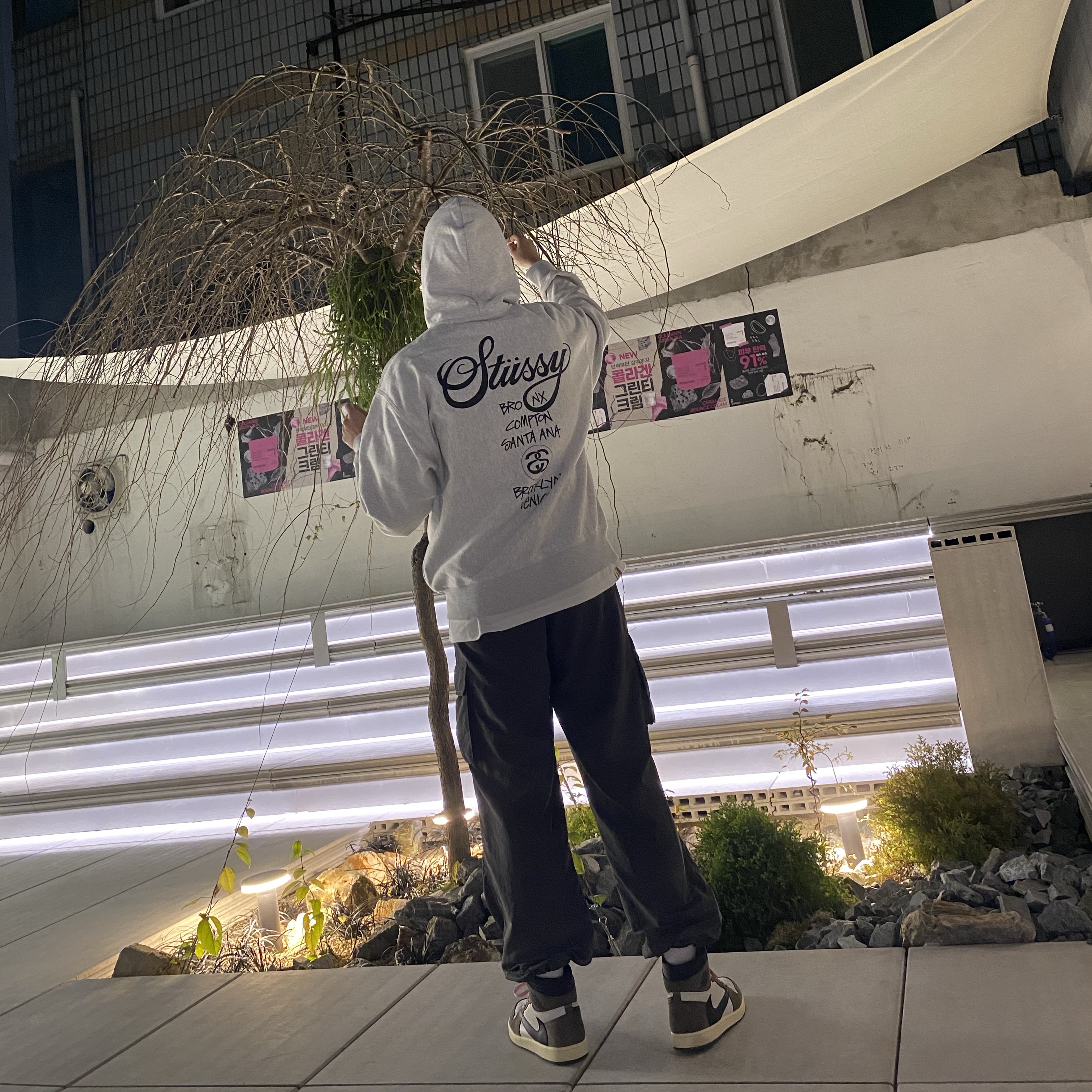 Stussy World Tour Zip Hoodie Ash Heather 2023, Jordan 1 x Travis Scott Retro High OG SP Mocha 착용 스타일 - 1