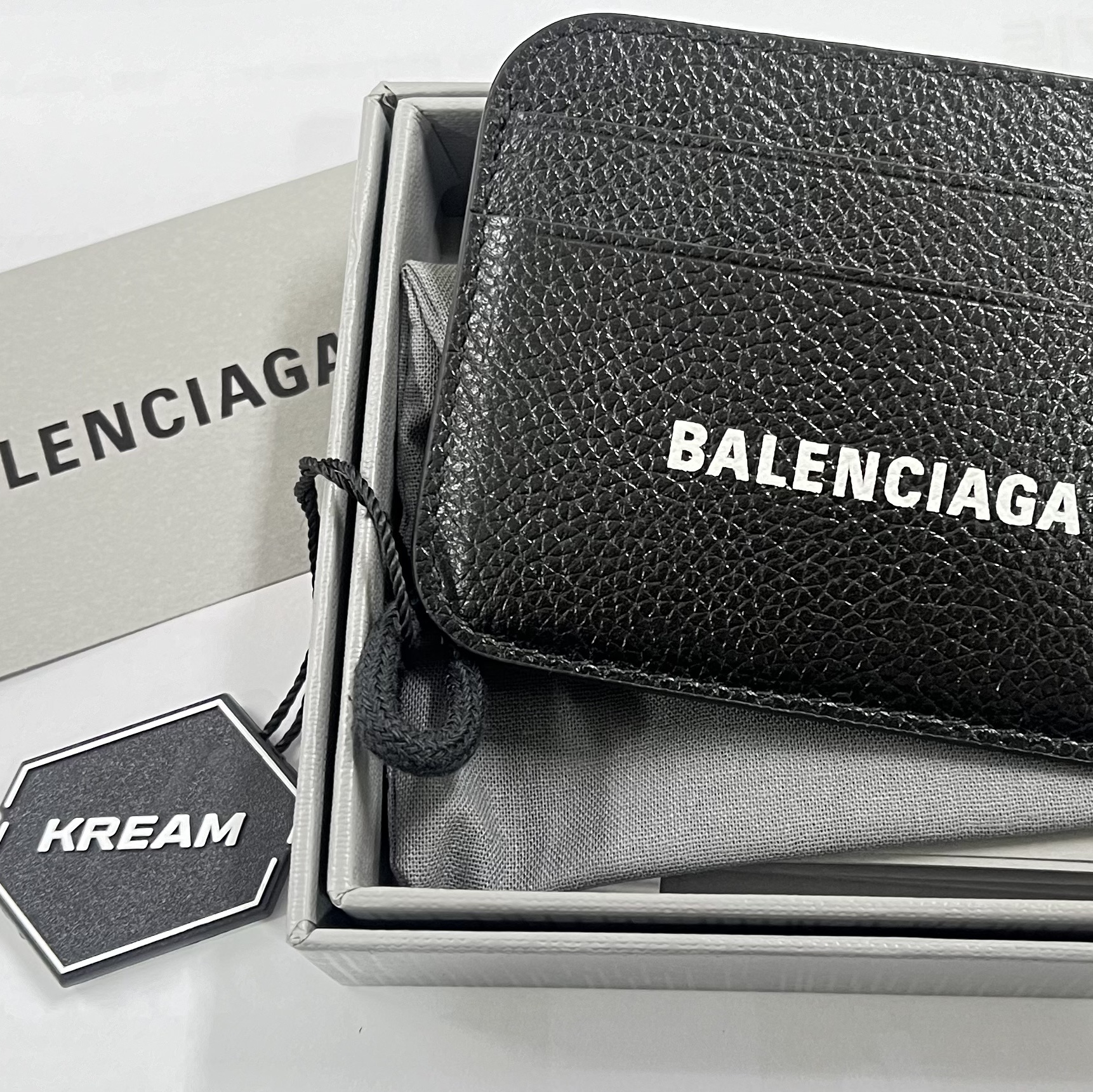 Balenciaga Grainy Leather Cash Card Holder Black 착용 스타일