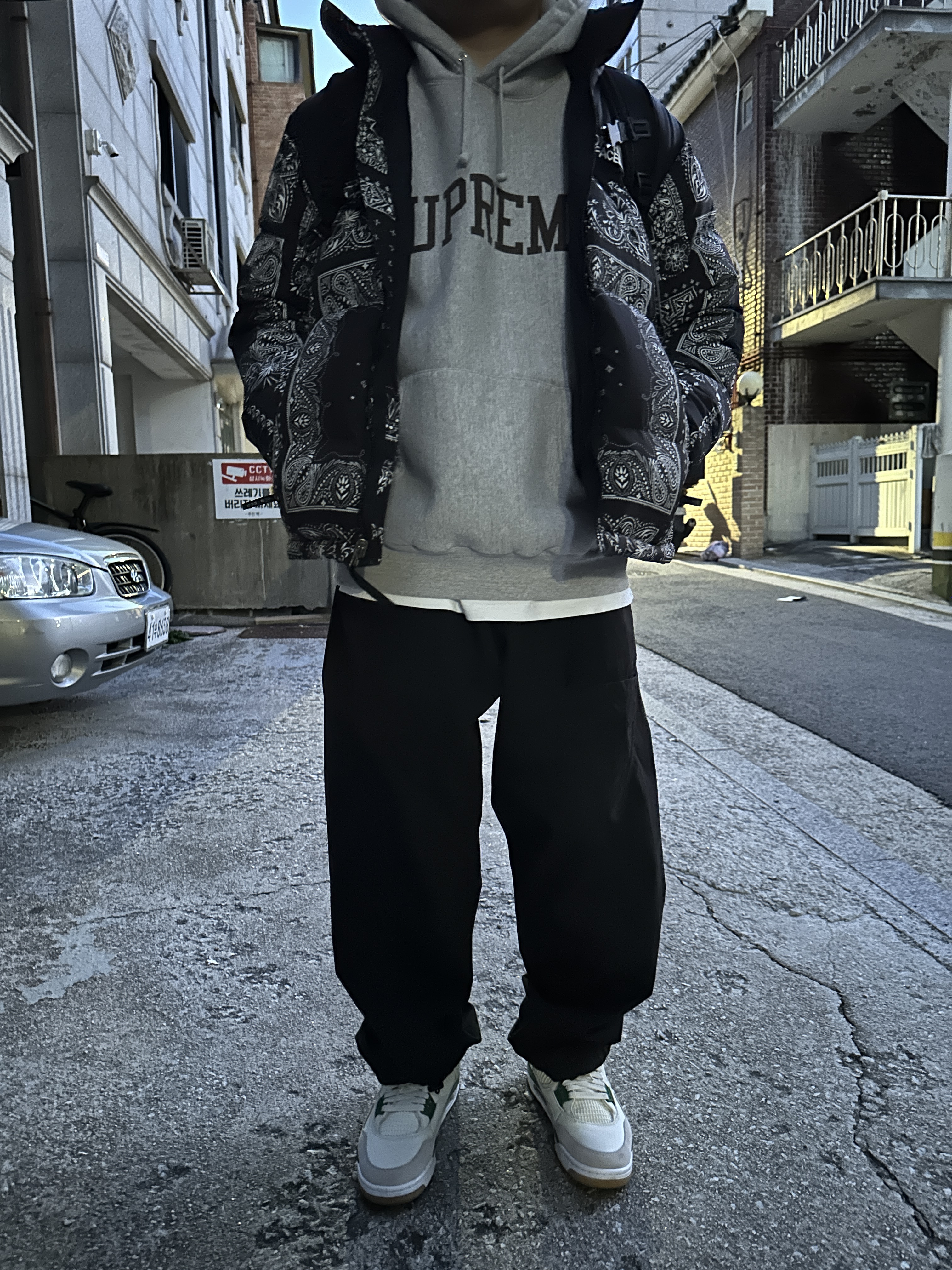 Supreme Varsity Hooded Sweatshirt Heather Grey - 23FW, The North Face 1996 Novelty Nuptse Jacket Real Black 착용 스타일