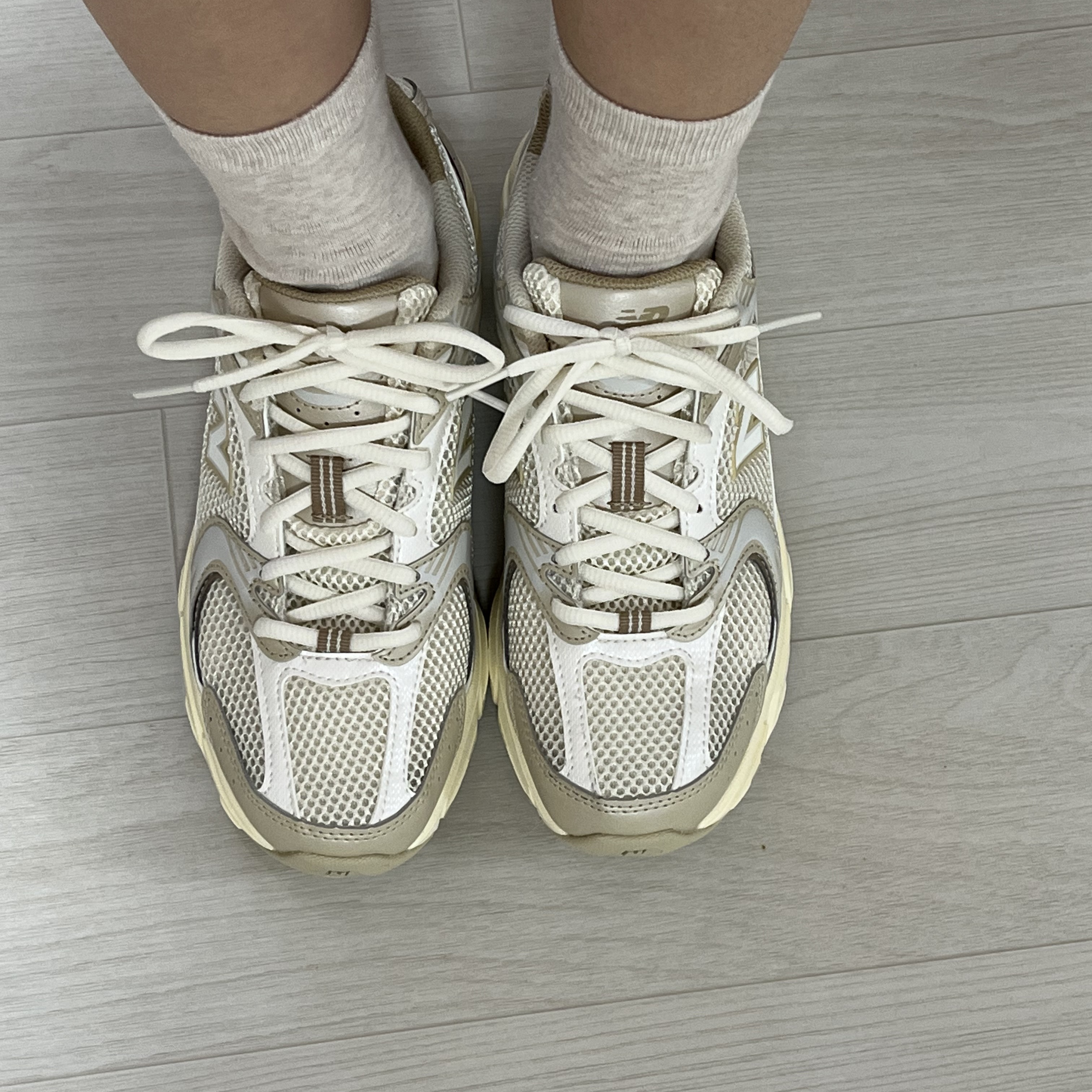 New Balance 530 Beige Angora 착용 스타일 - 4