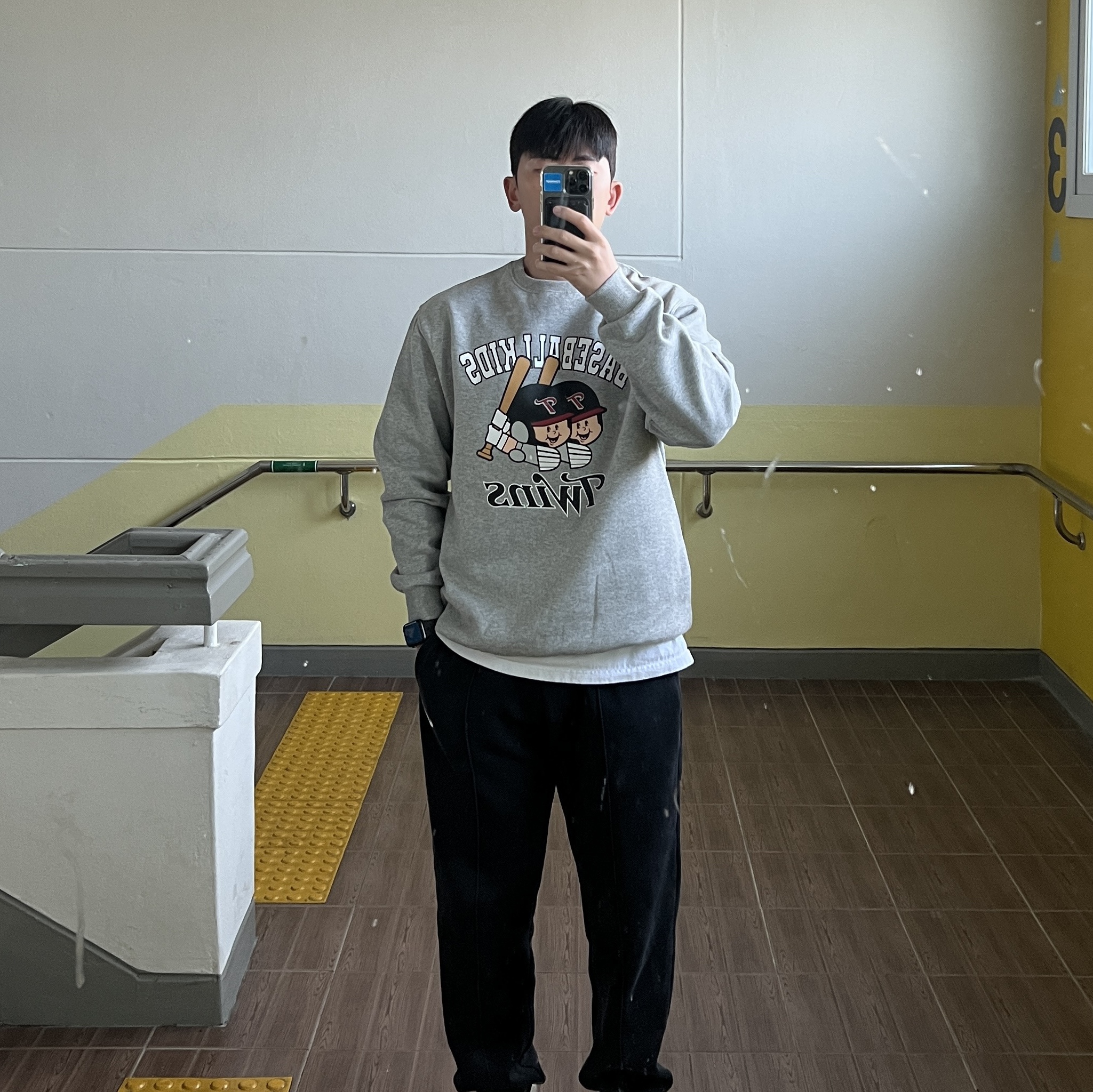 BDNS x LG TWINS Baseballkids Sweatshirt Grey 착용 스타일