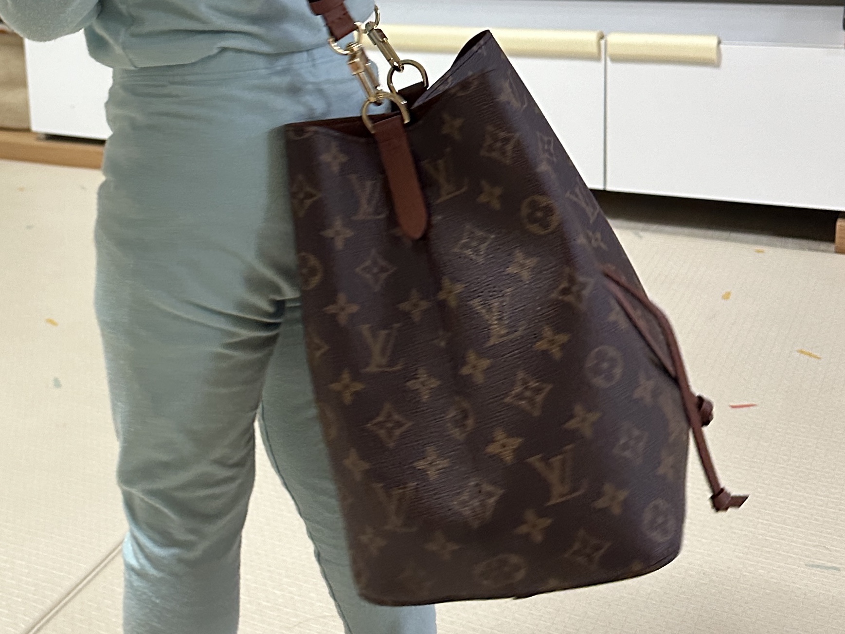 Louis Vuitton Neonoe MM Monogram Caramel 착용 스타일