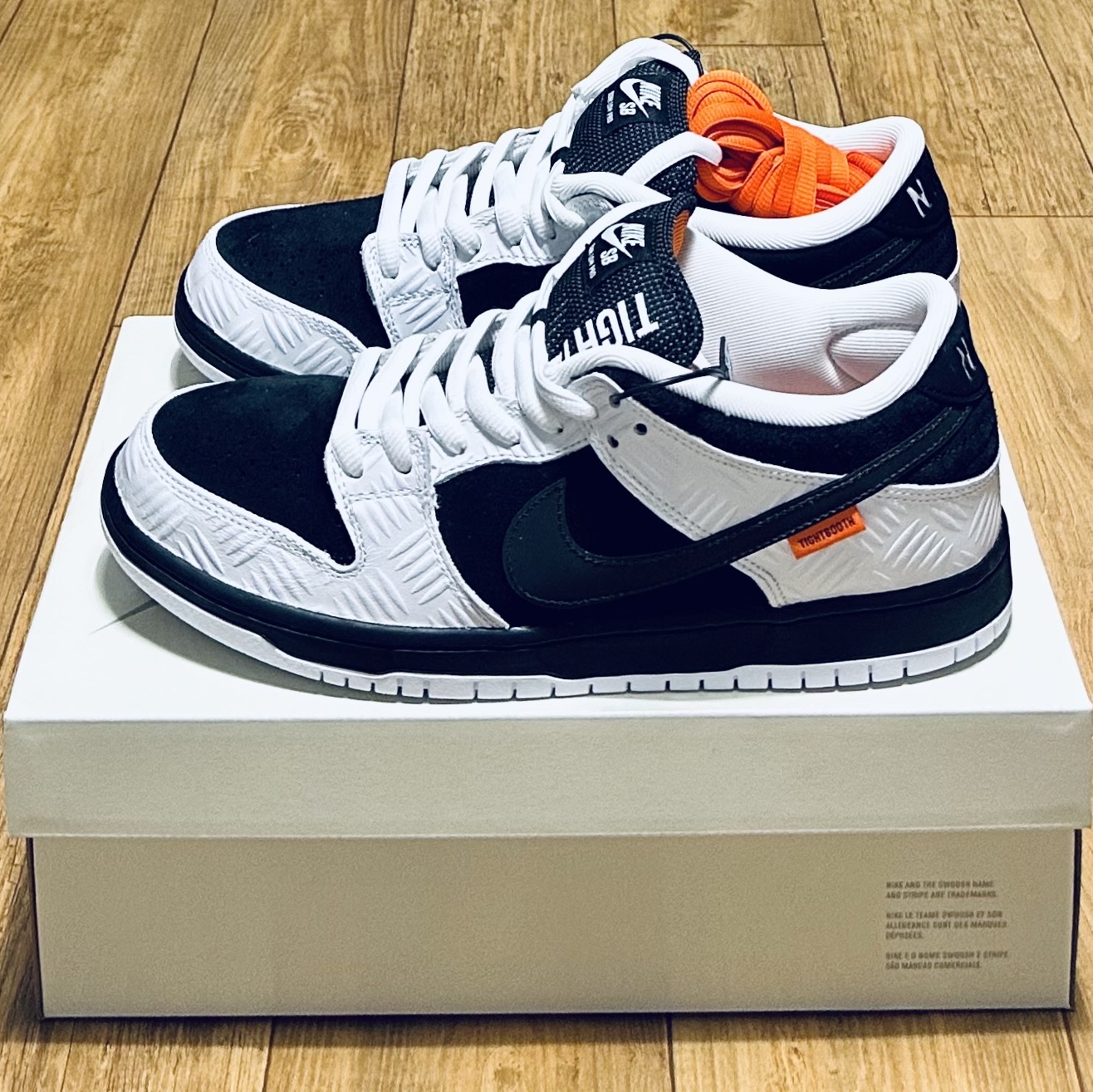 Nike x Tightbooth SB Dunk Low Pro Black and White 착용 스타일