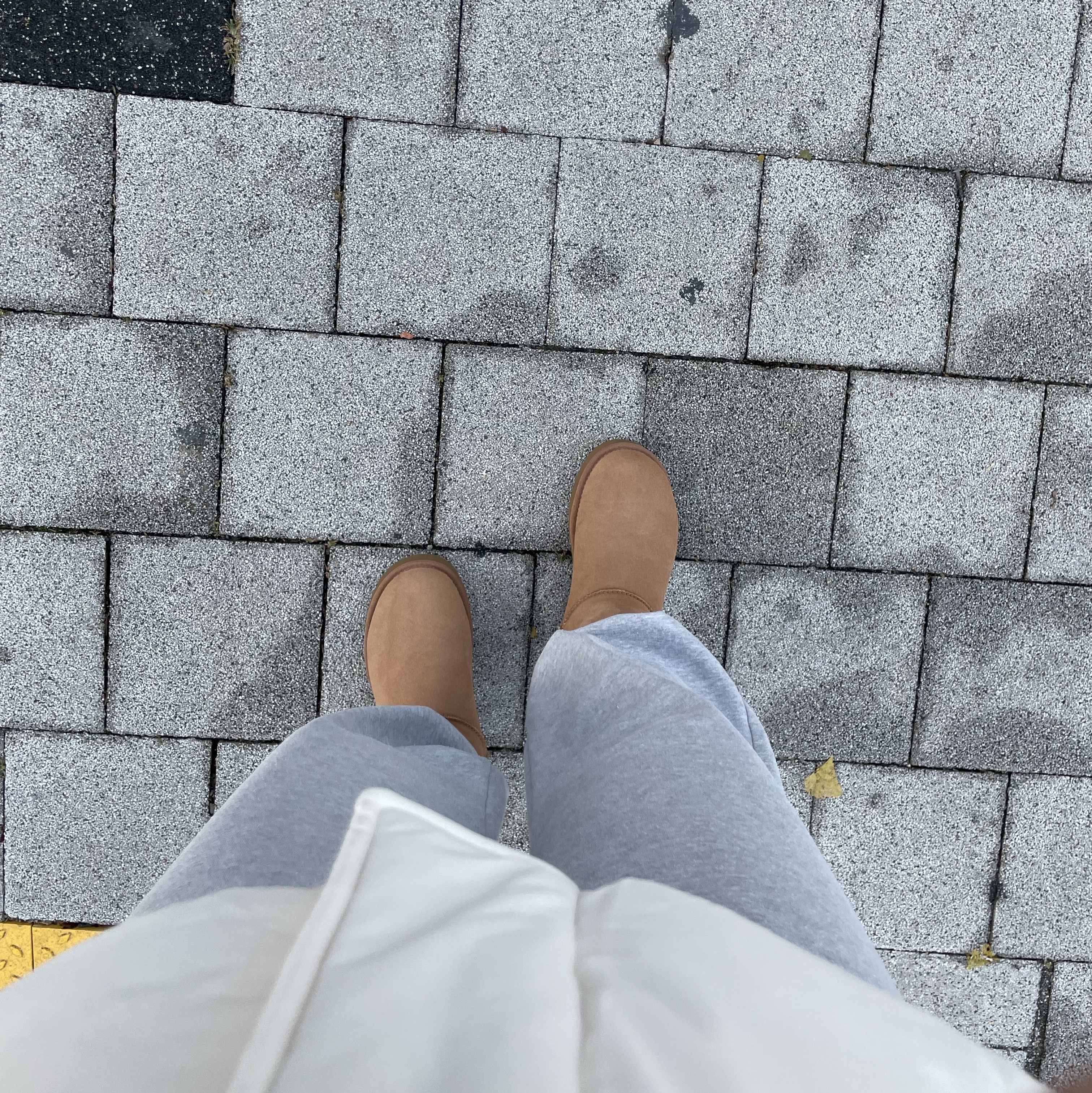 (W) UGG Classic Mini II Boots Chestnut 착용 스타일 - 1