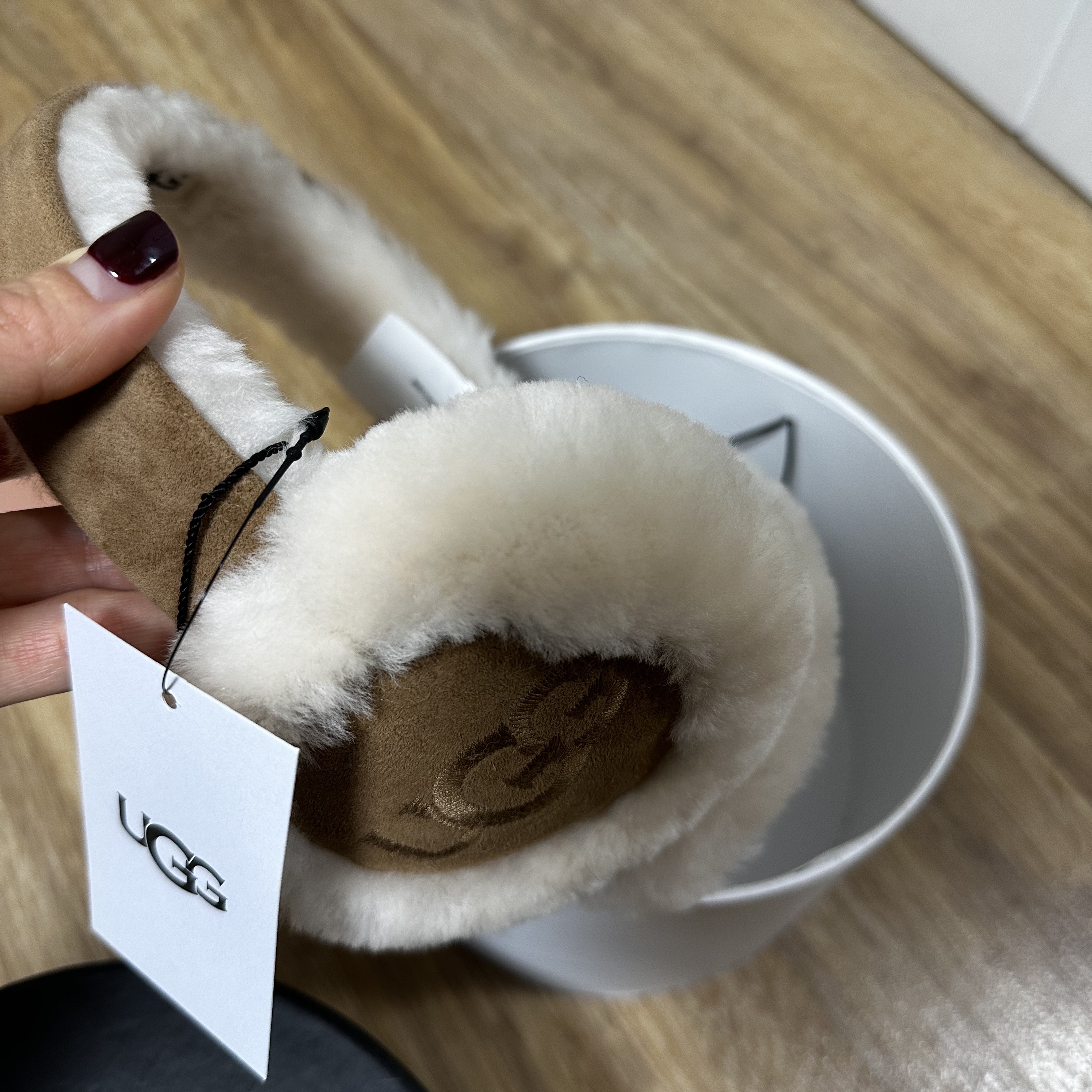 (W) UGG Embroidered Logo Earmuff Chestnut 착용 스타일 - 1