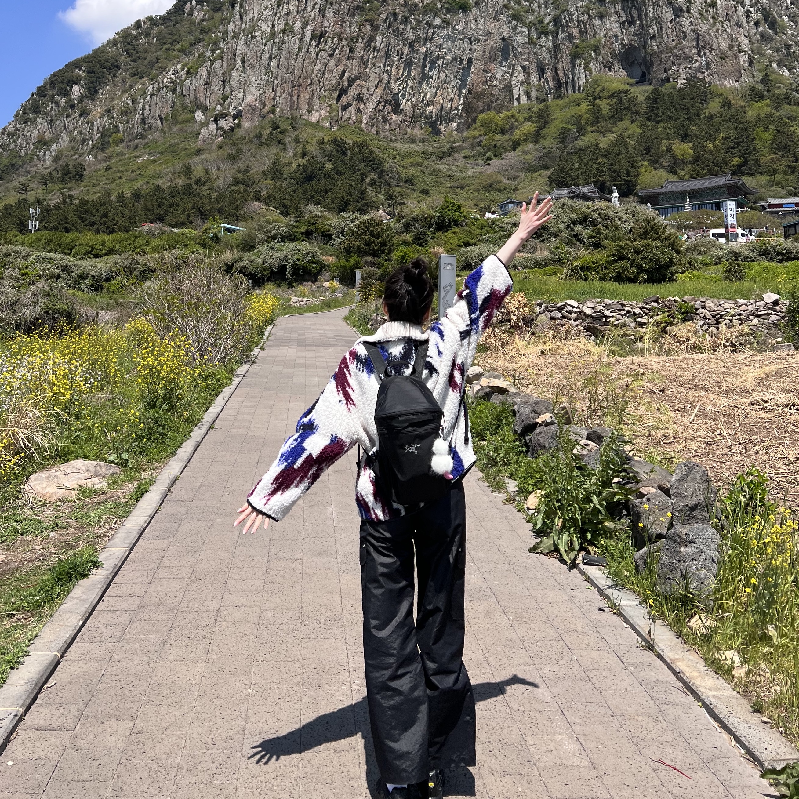 Arc'teryx Heliad 15 Backpack Black, Cosymosy Mini Bird Keyring White 착용 스타일 - 5