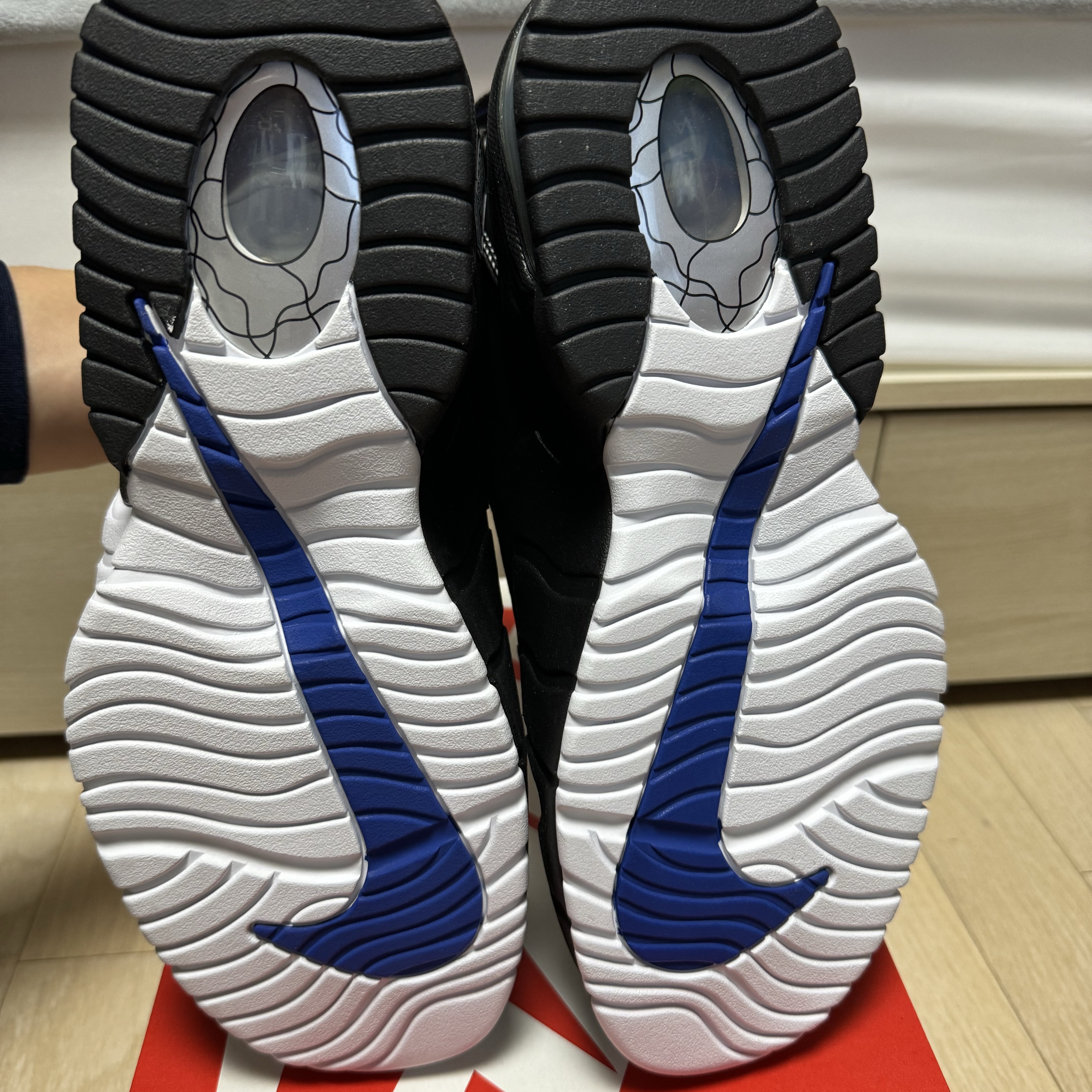Nike Air Max Penny Varsity Royal and Black 착용 스타일 - 3