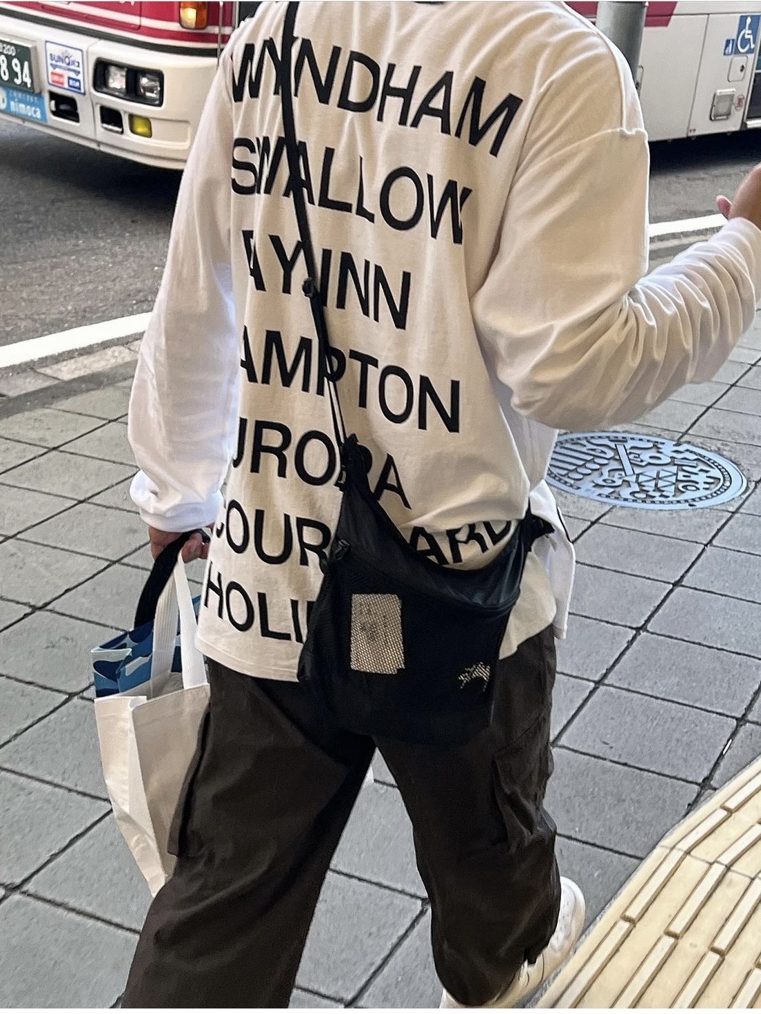 [KREAM 단독] Safarispot Highway Inn LS T-Shirt White Black, [KREAM 단독] Safarispot Women 1/2 Highway Inn LS T-Shirt White Black 착용 스타일