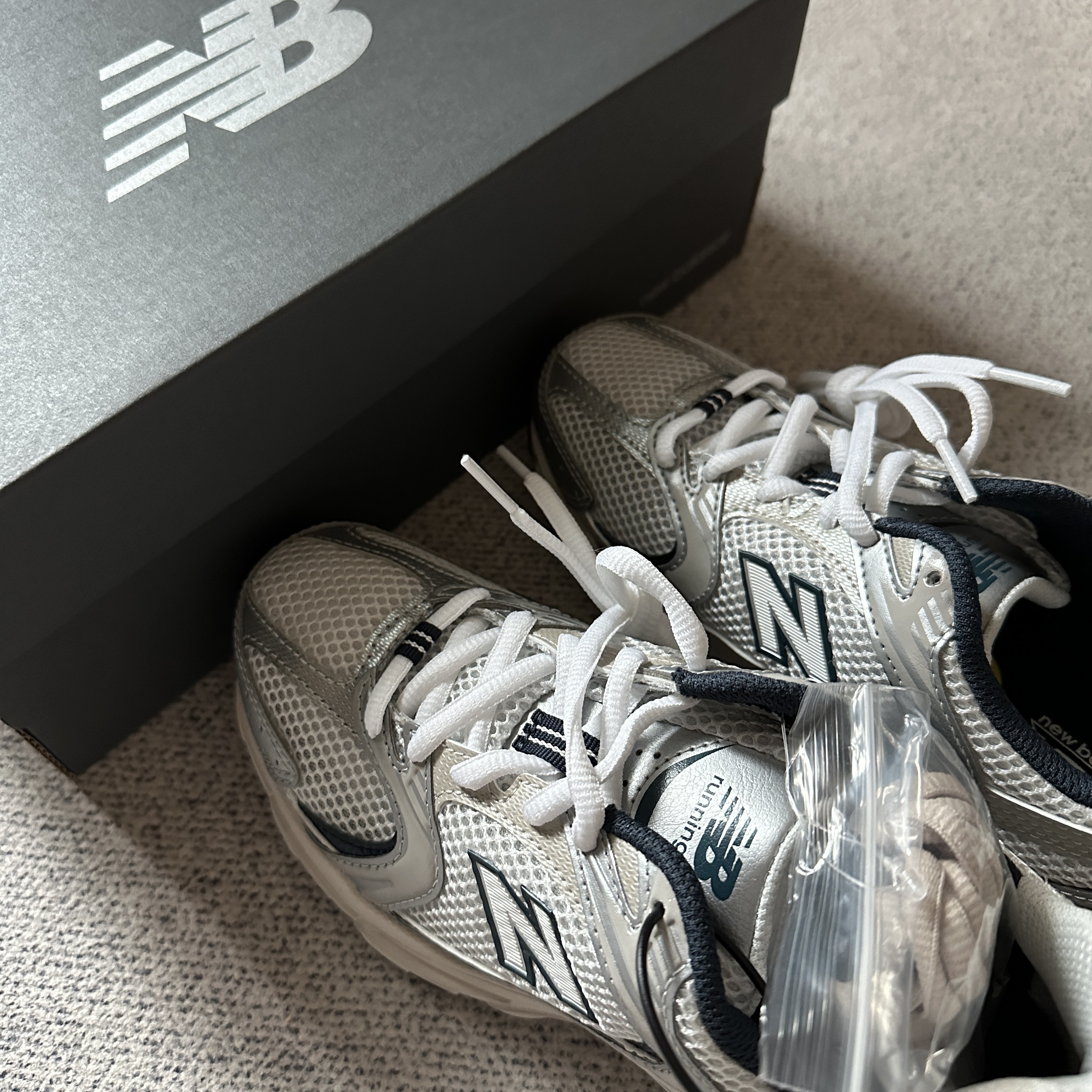 New Balance 530 Steel Grey 착용 스타일 - 1
