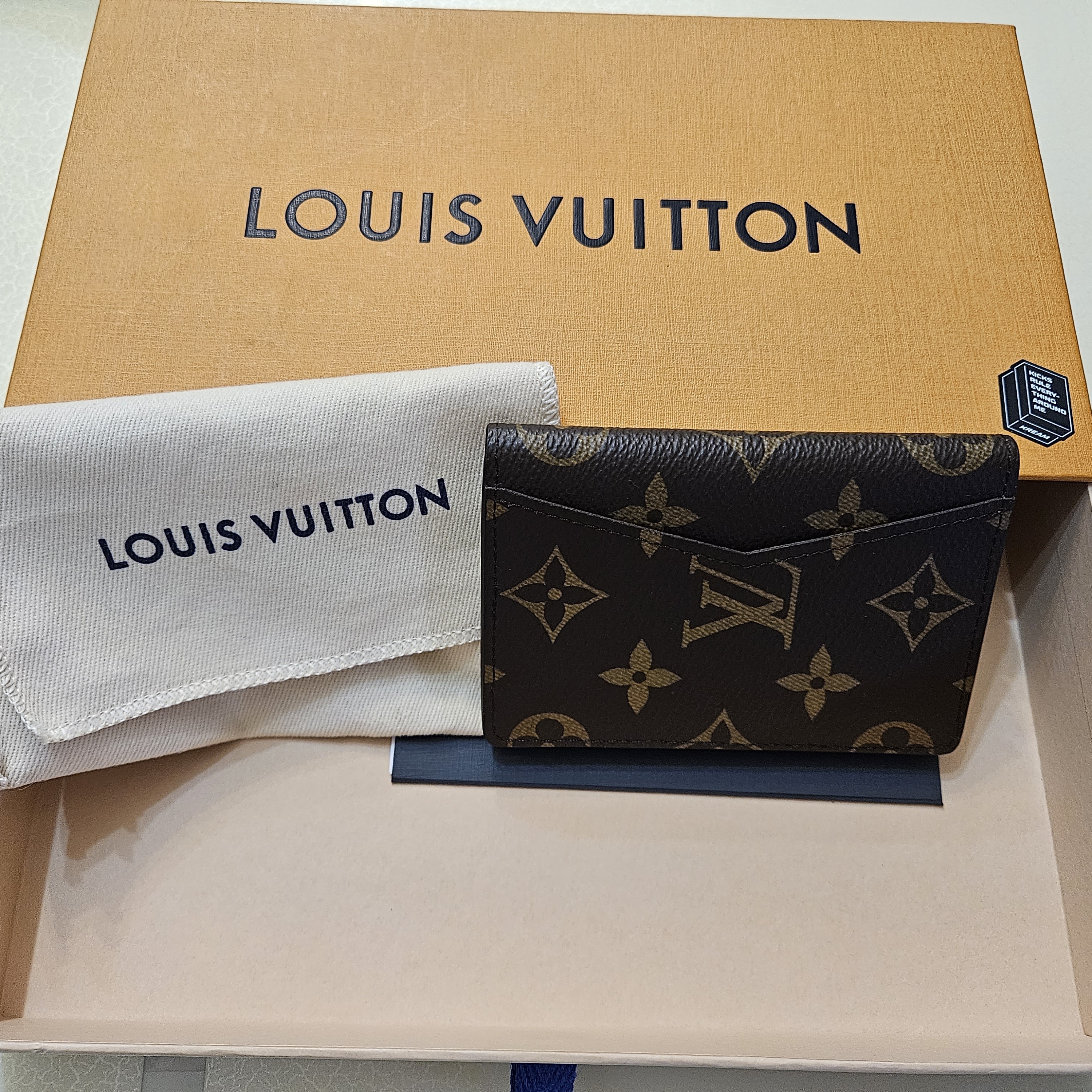 Louis Vuitton Pocket Organizer Monogram 착용 스타일