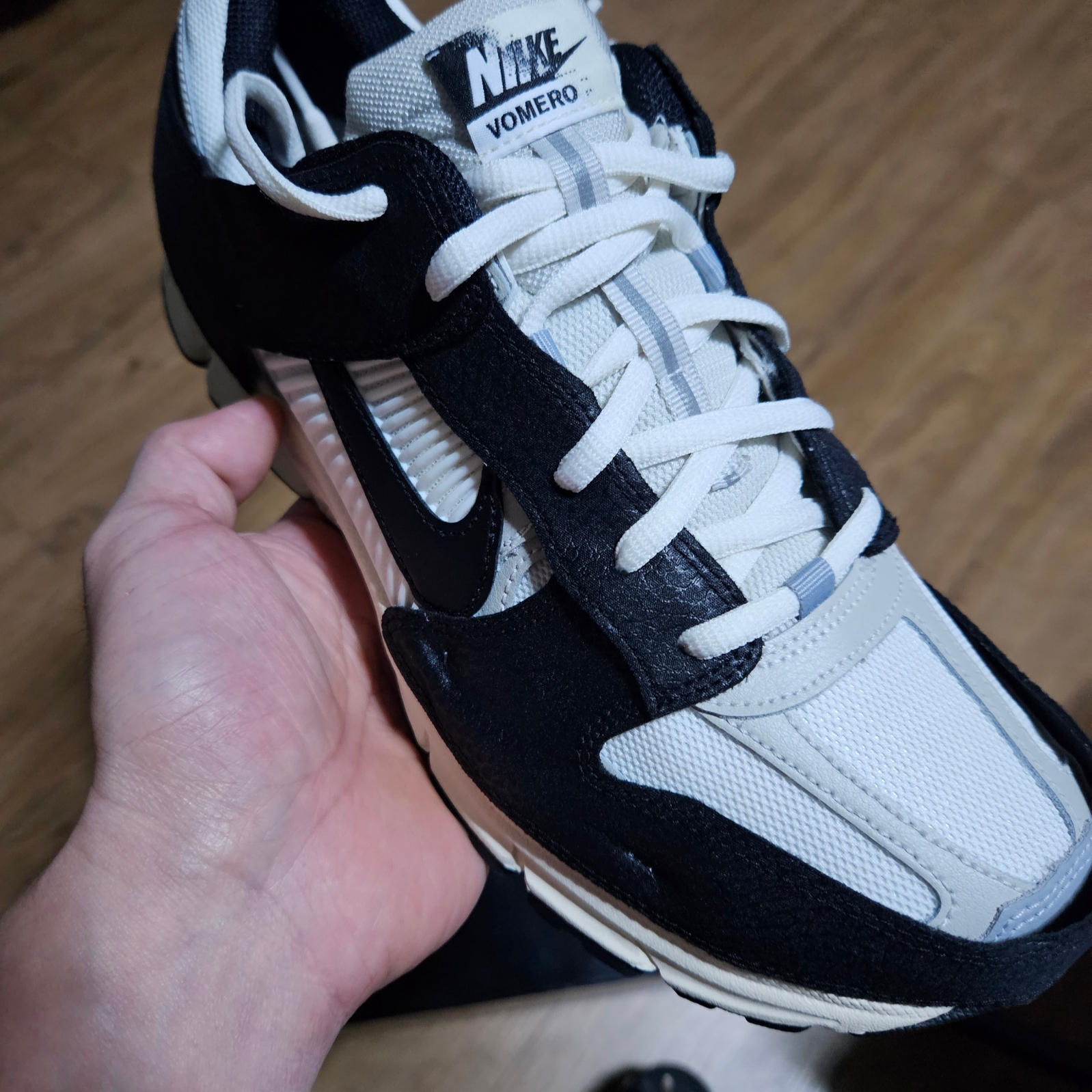 (W) Nike Zoom Vomero 5 Wolf Grey and Black 착용 스타일 - 1